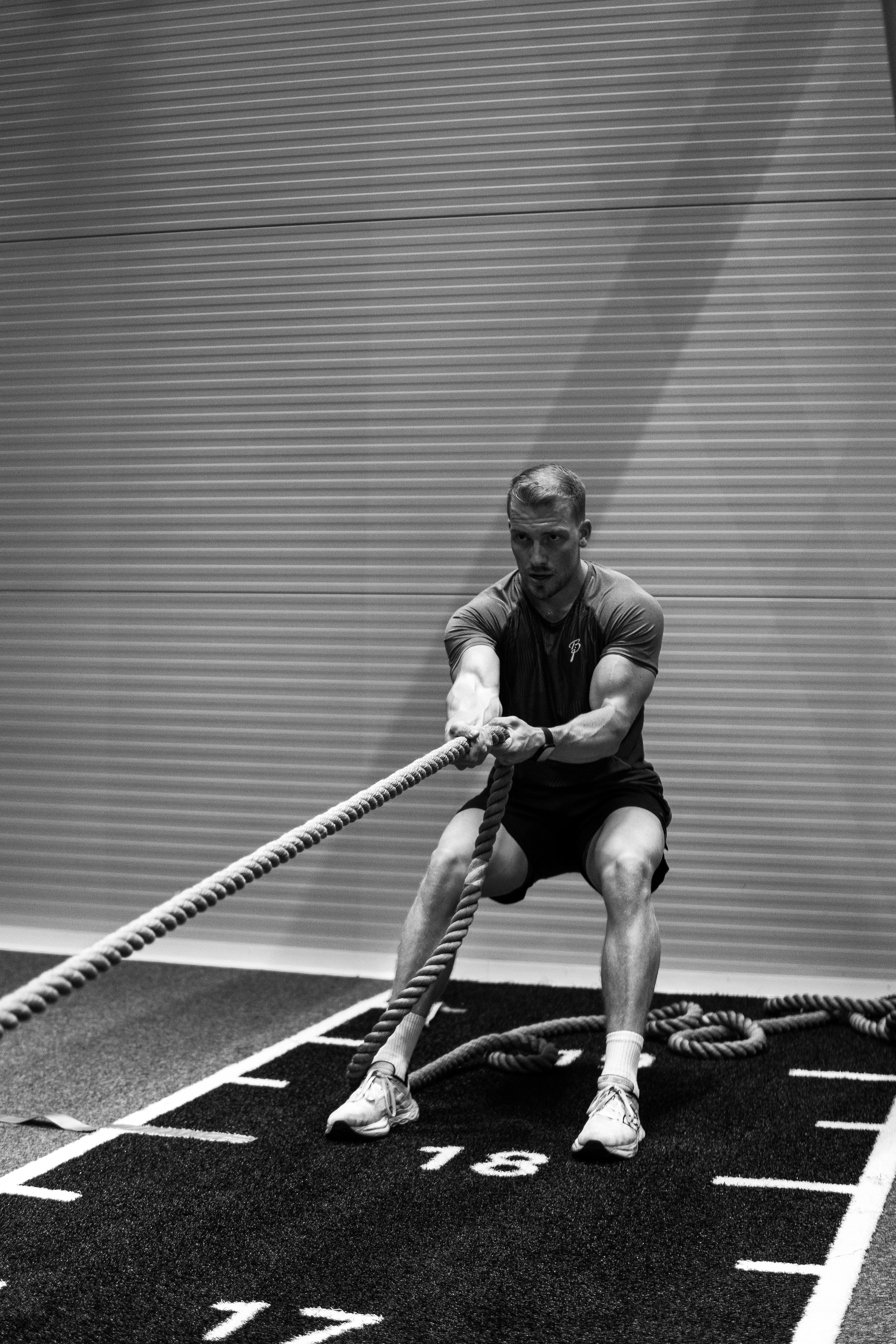 Olav som trener styrke med tau 