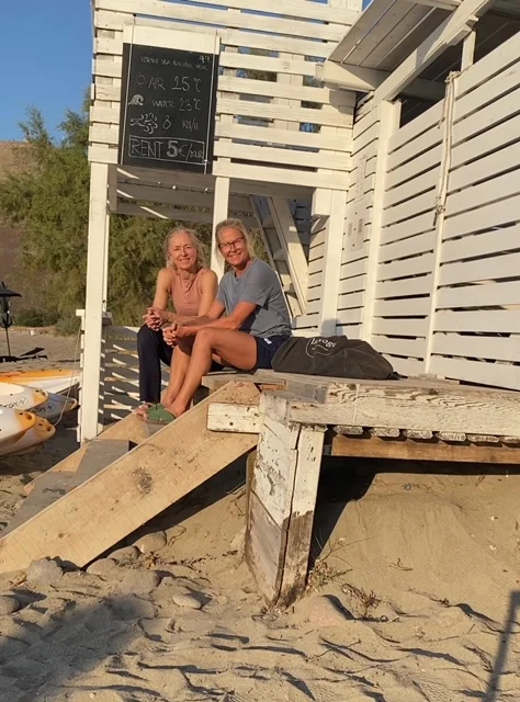 To kvinder går på stranden fra La Yoga