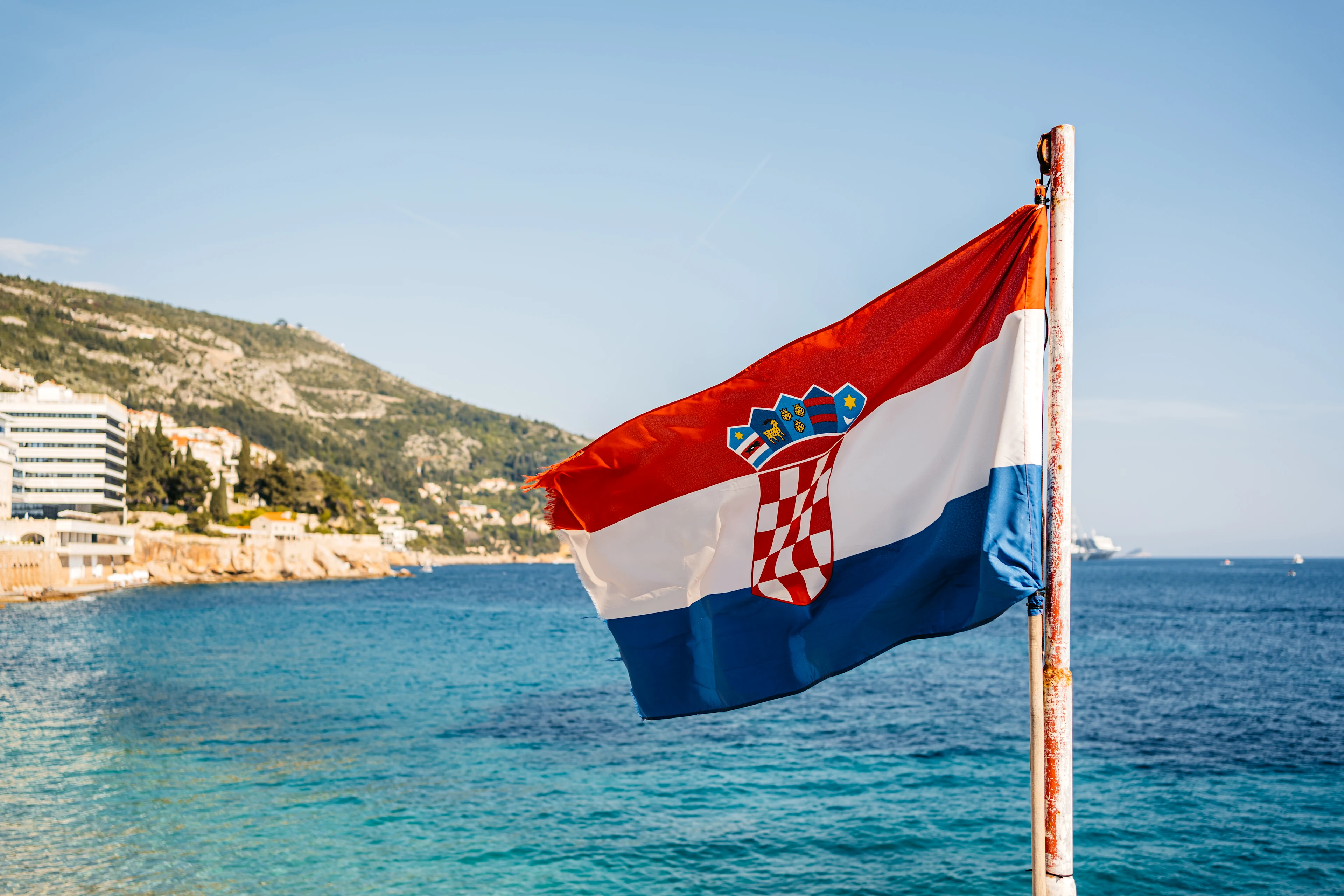 Kroatiens vackra flagga med havet i bakgrunden