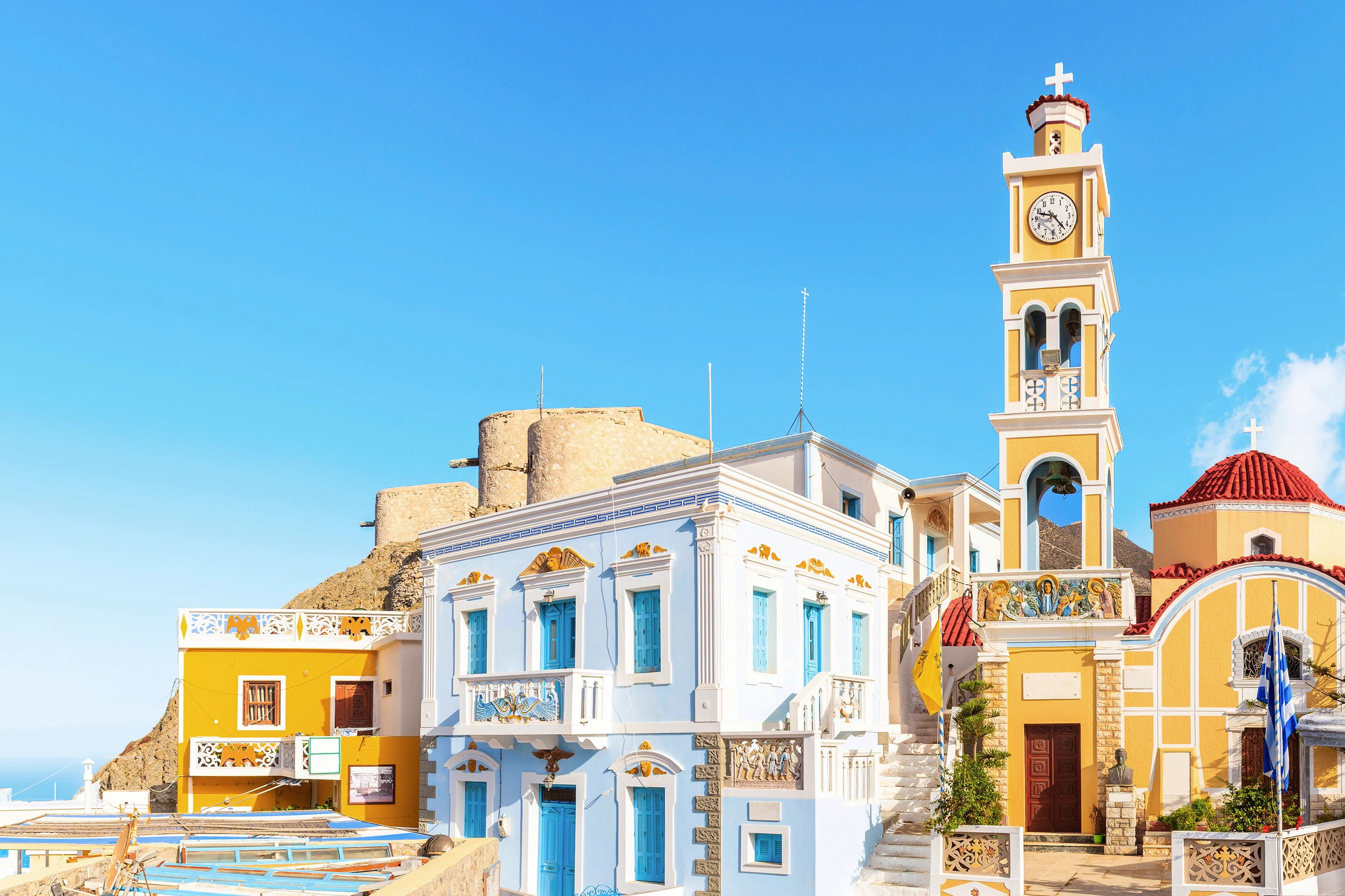 Klocktorn och traditionella hus i Olympos på Karpathos