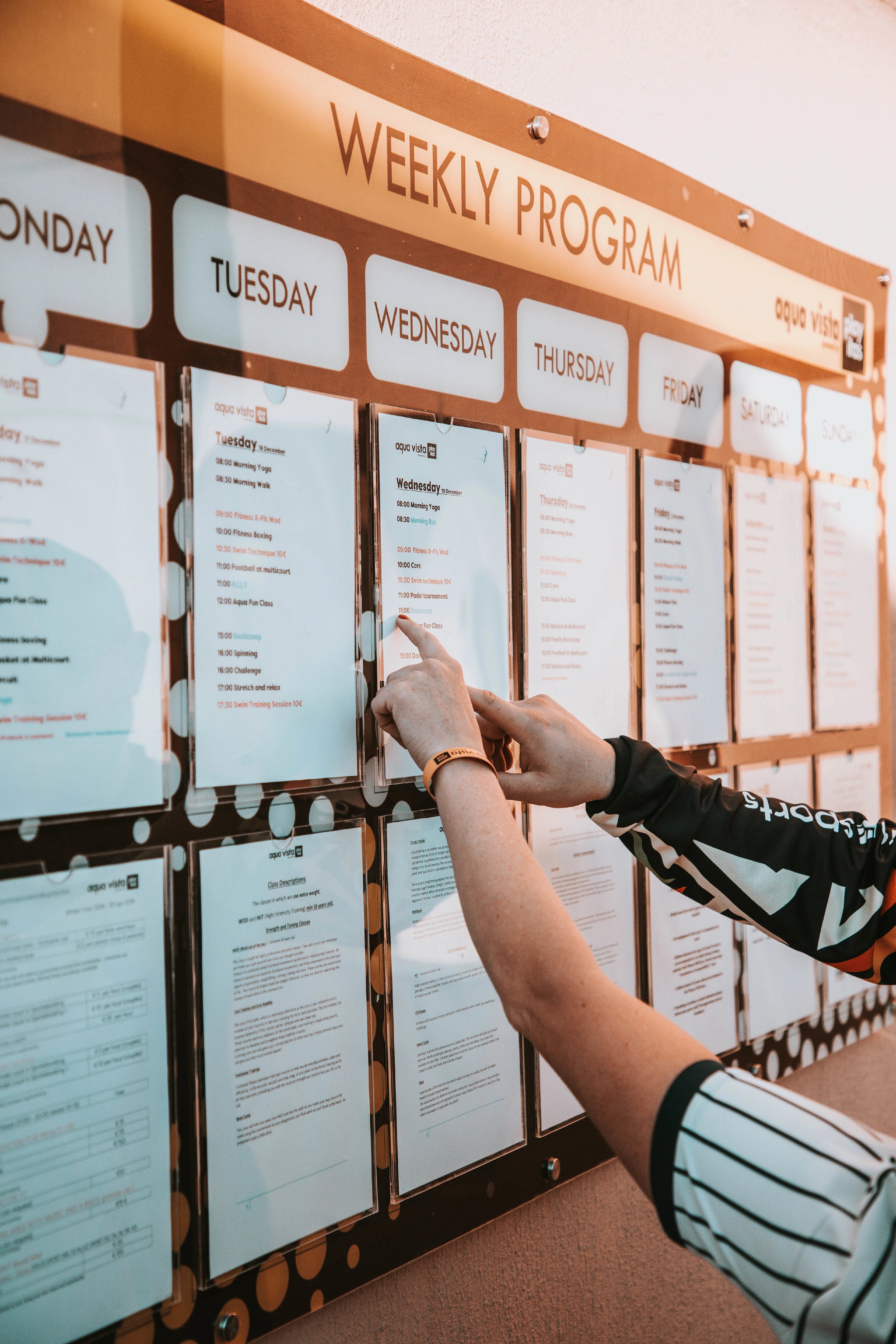 Borden met activiteiten om te boeken in het sporthotel