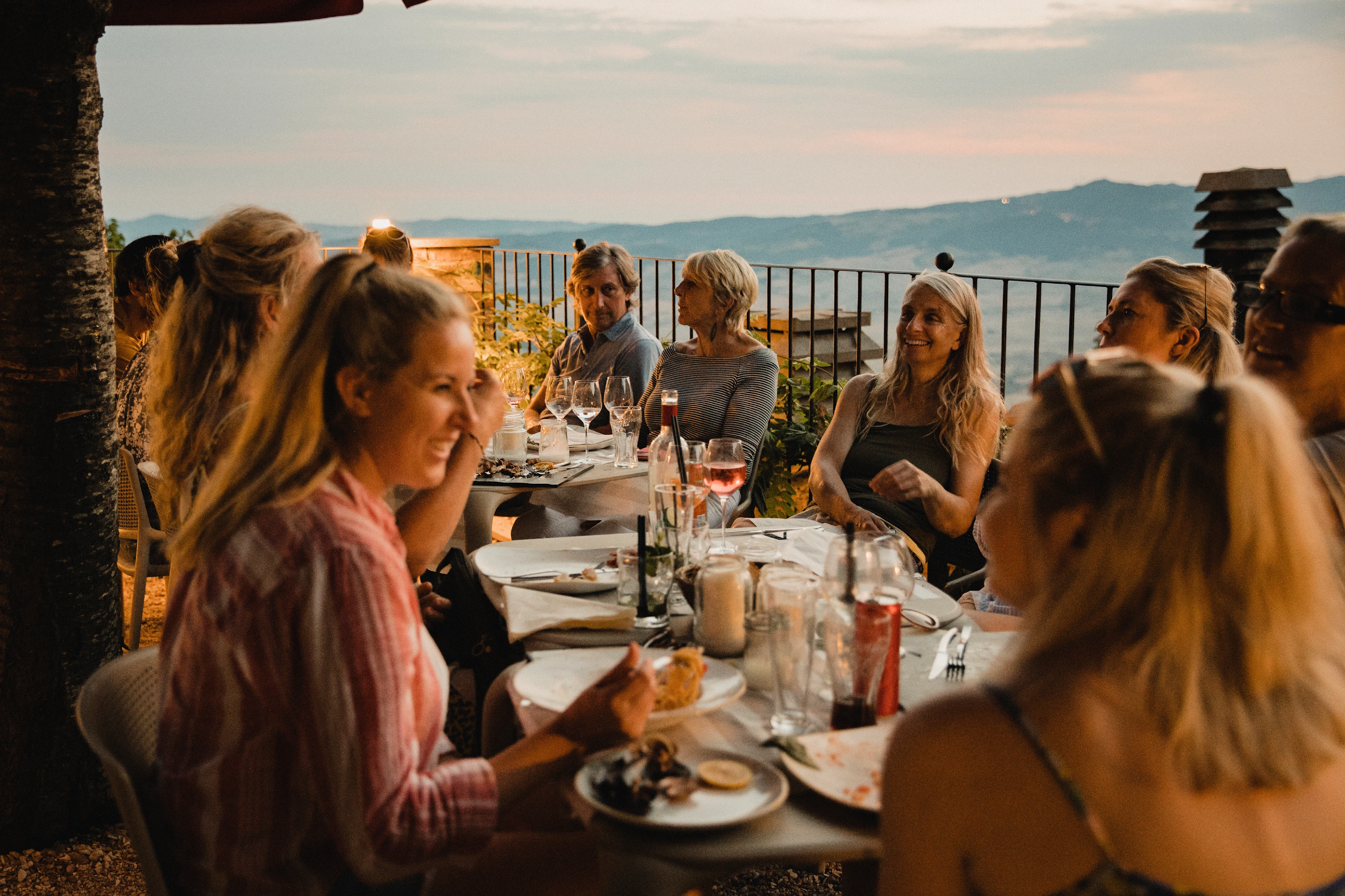 Kollegor på en mysig restaurang med magisk utsikt i Italien