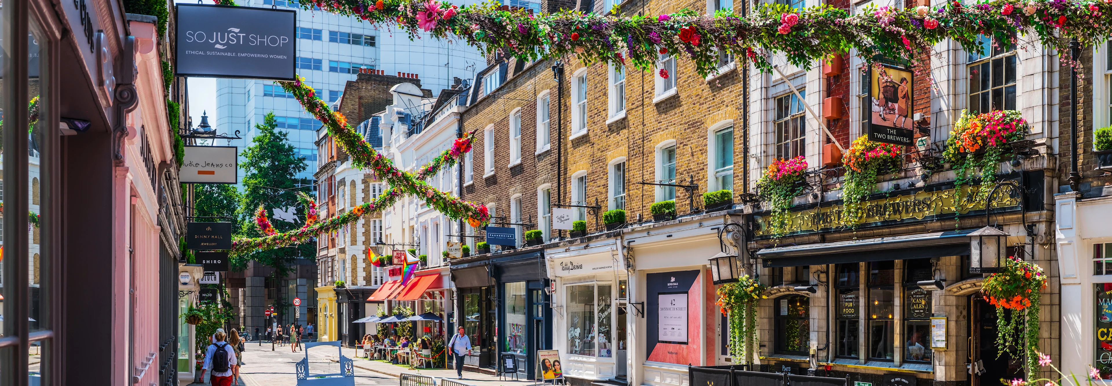 Charmerende gade med farverige blomster i London