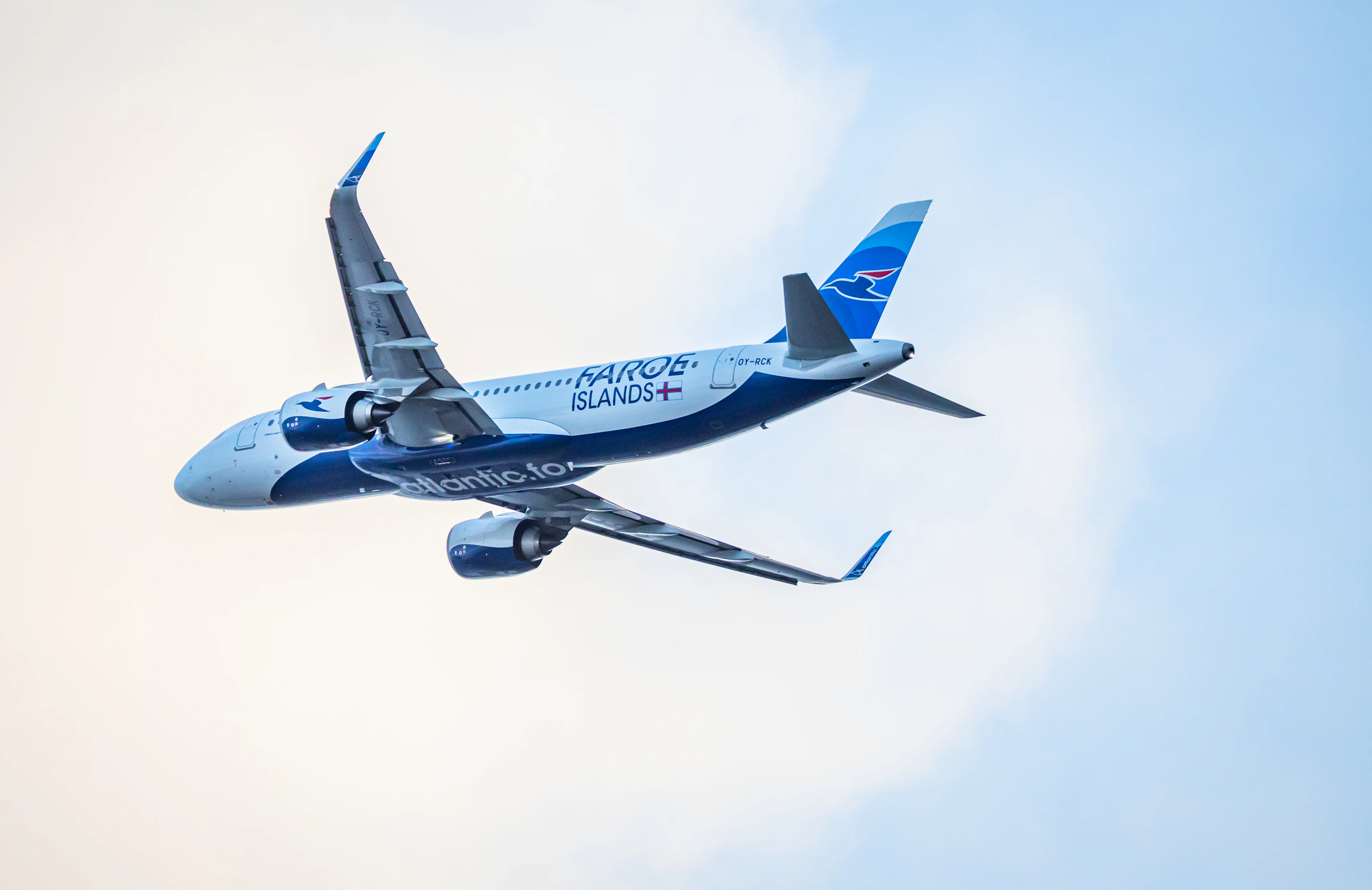 Atlantic Airways‑flygplan som flyger i luften