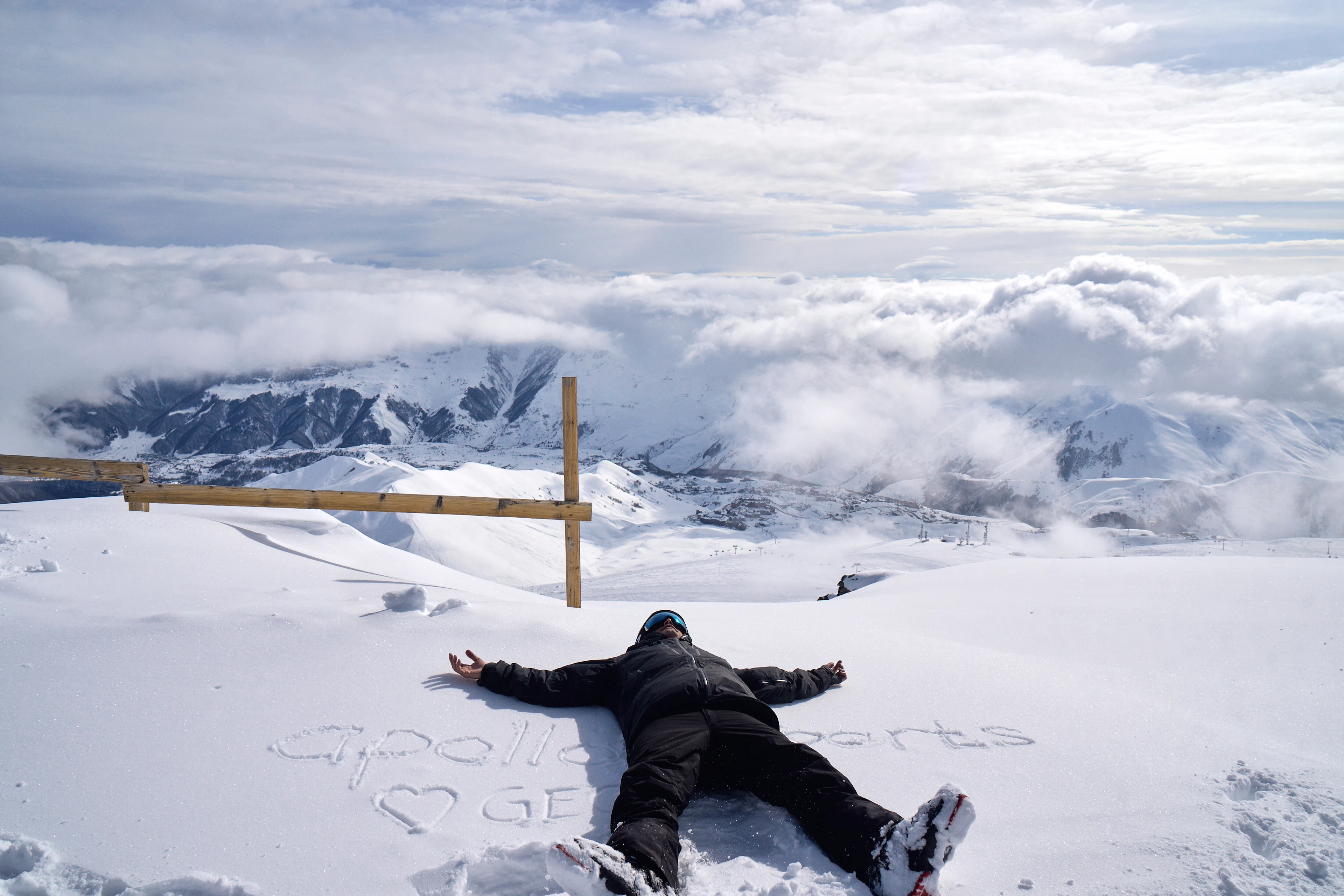 Skikjører som har falt i snøen