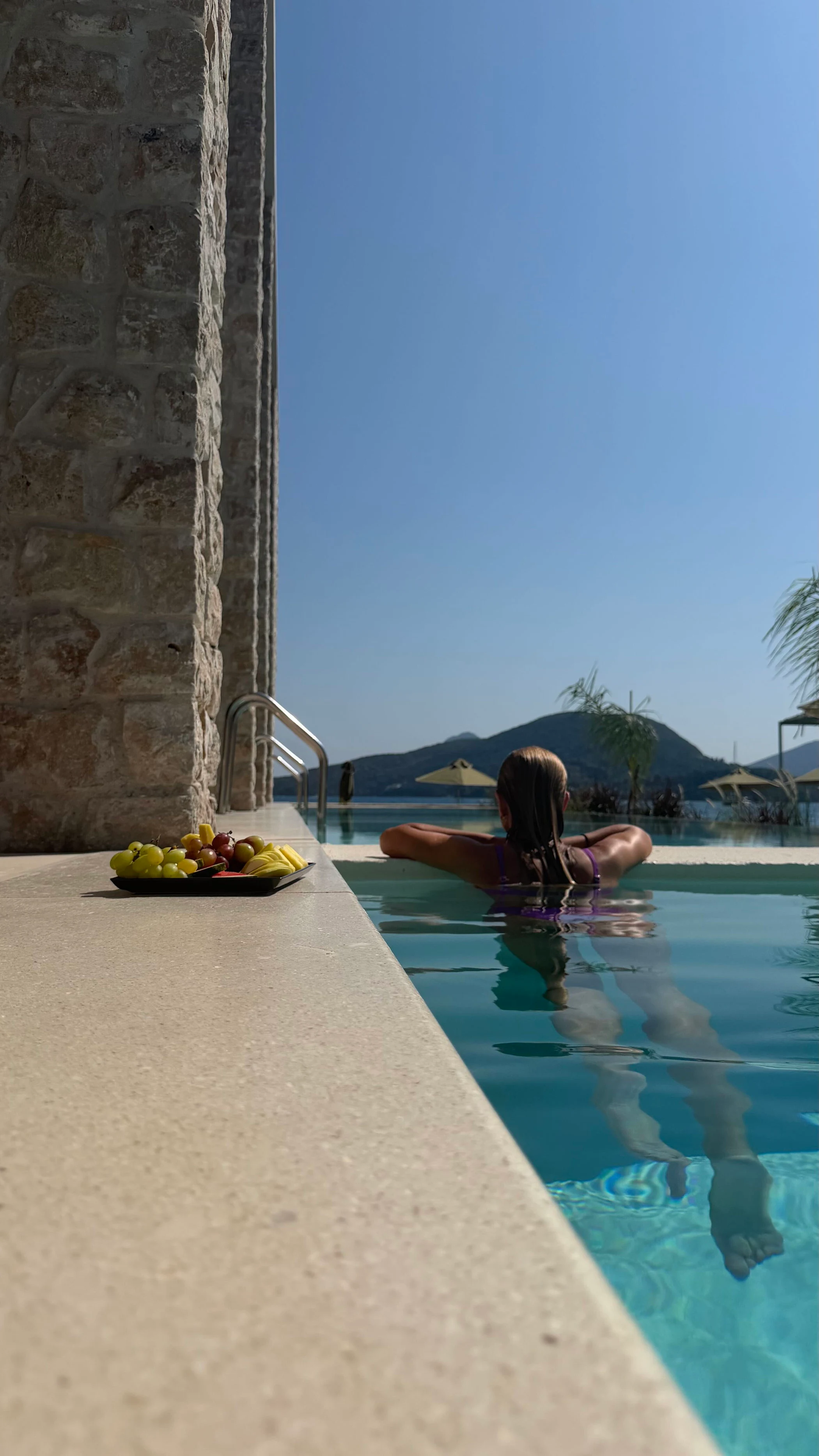 Line badar i en privat pool på hotellet Perigiali Seaside resort på Lefkas