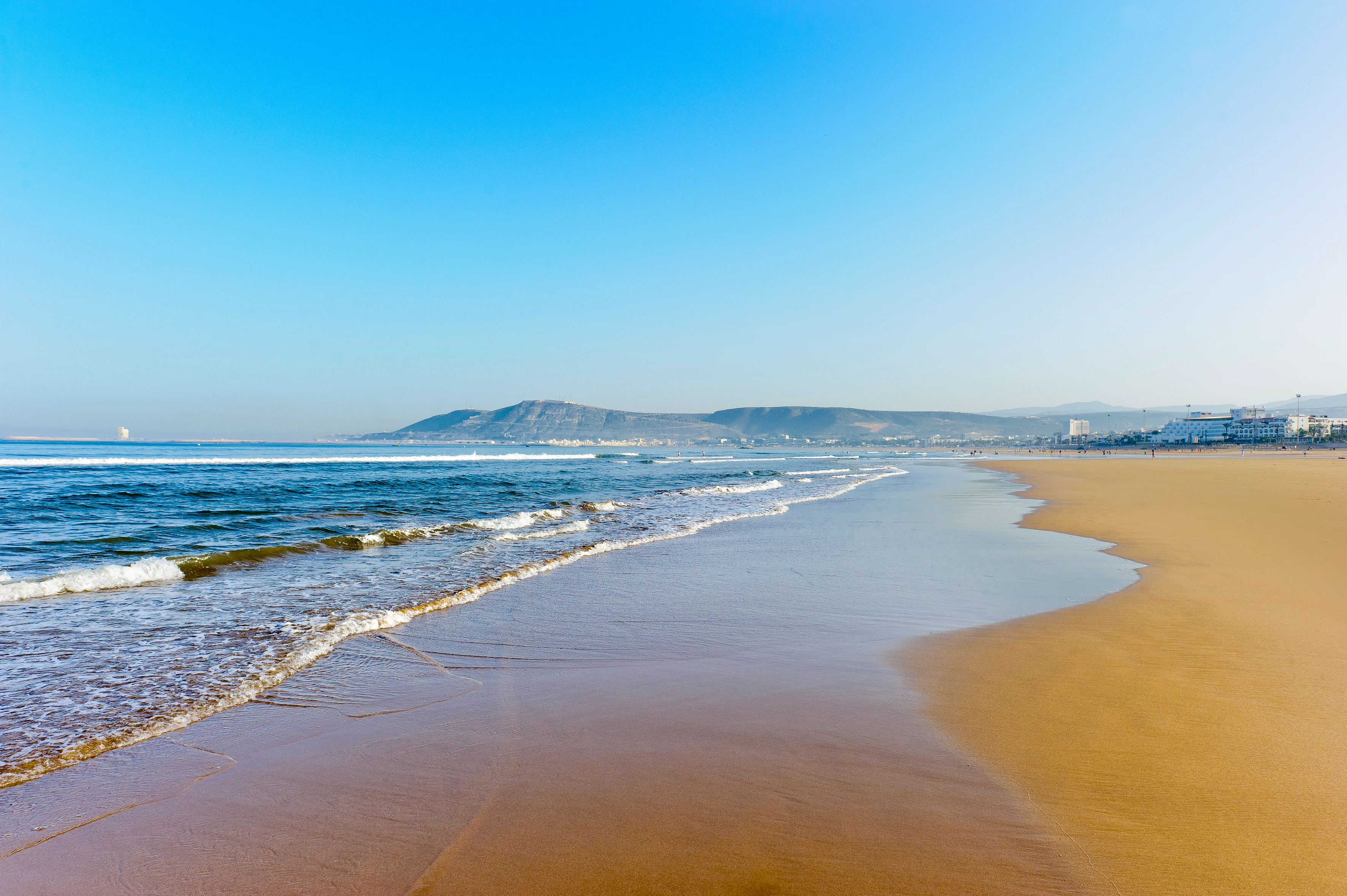 Lång, bred sandstrand i Agadir