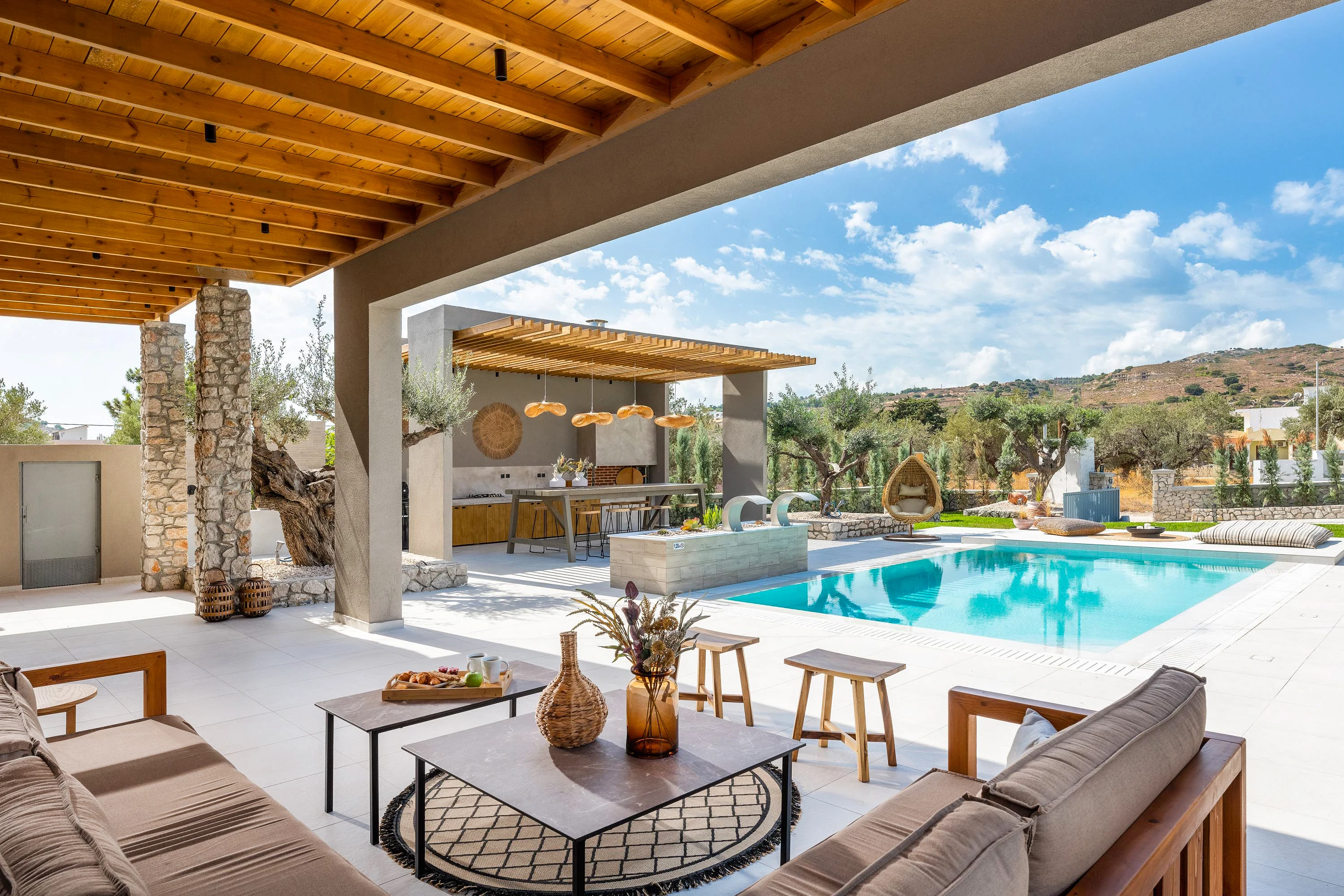 Egen privat villa med loungedel, pool och utekök.