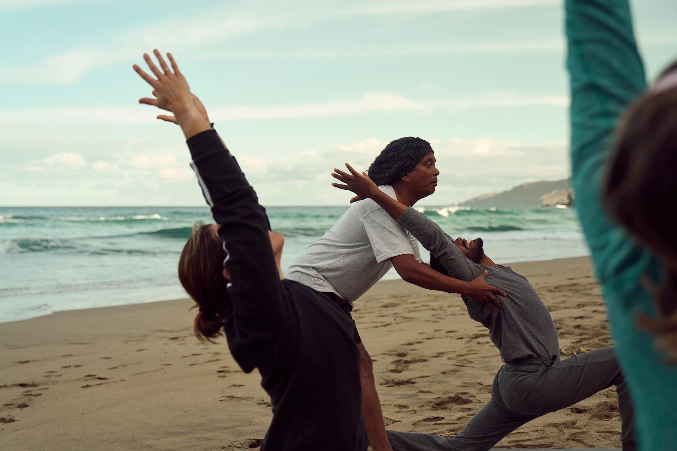 Riyas Babu håller yoga på stranden