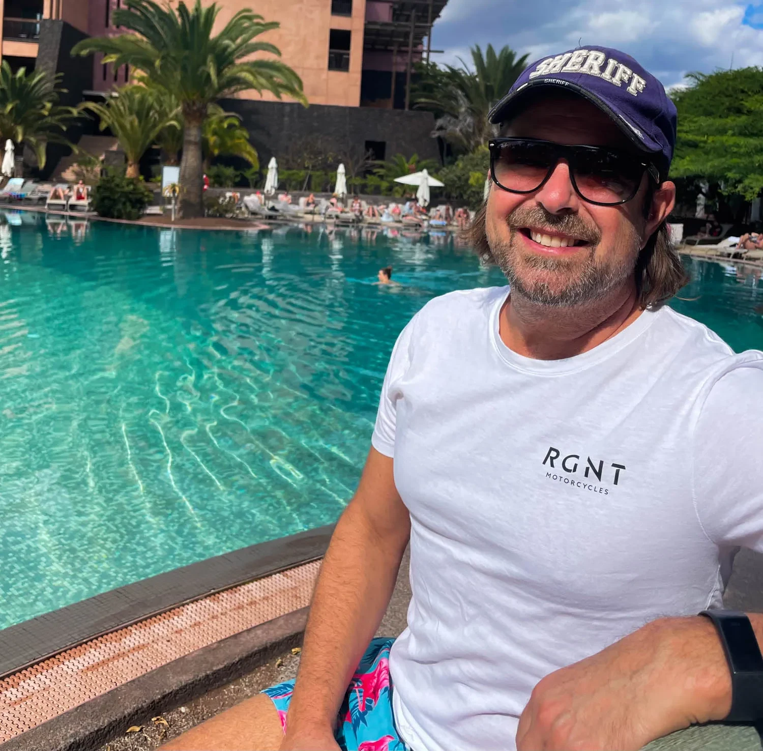 Johannas man Janne vid poolen på Lopesan Baobab Resort