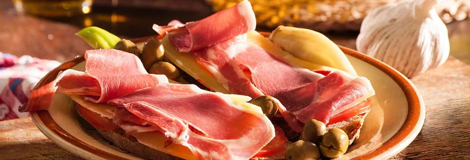 Herkullisia tapaksia lautasella Espanjassa