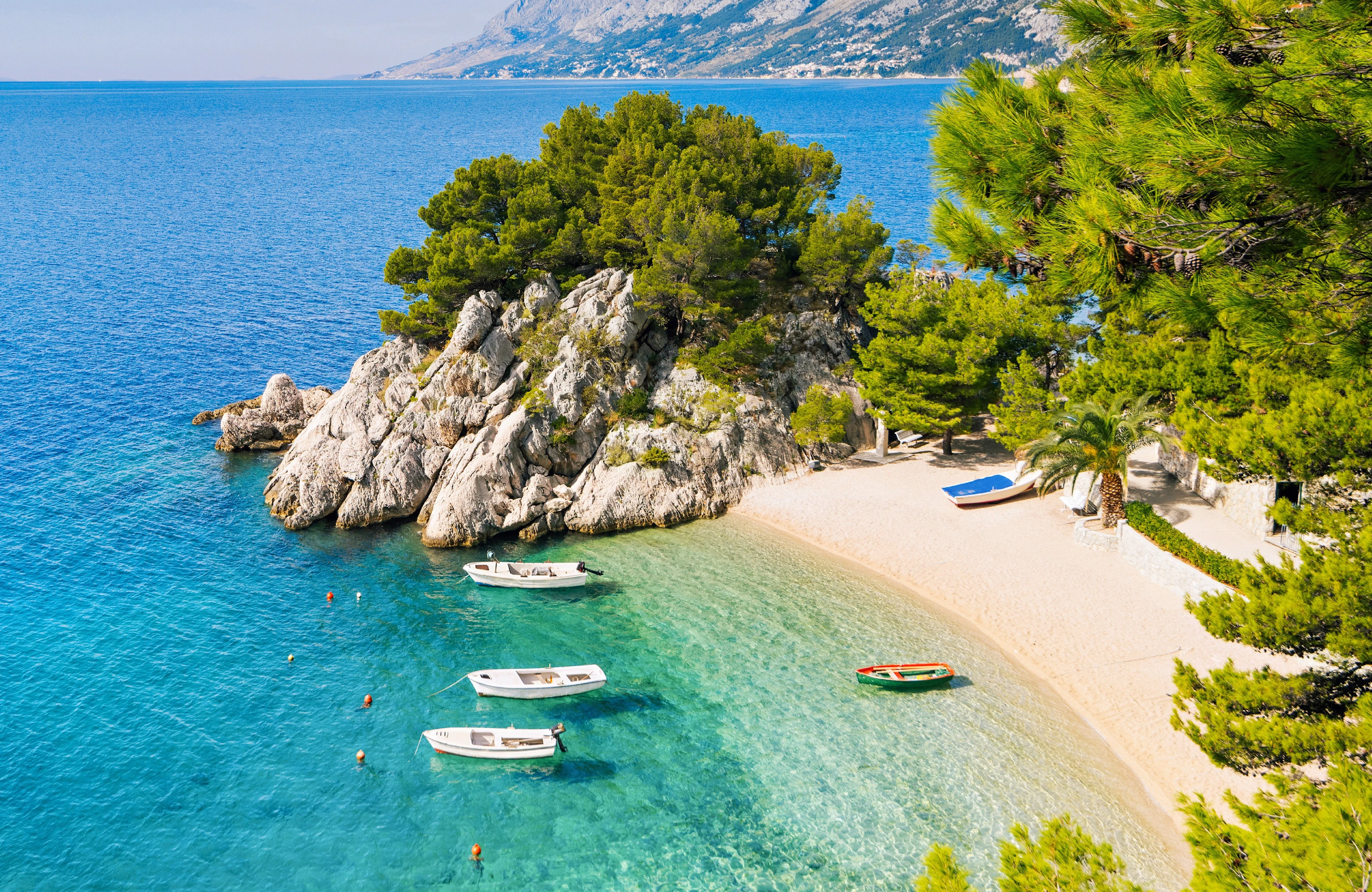 Kroatien Brela båtar och strand