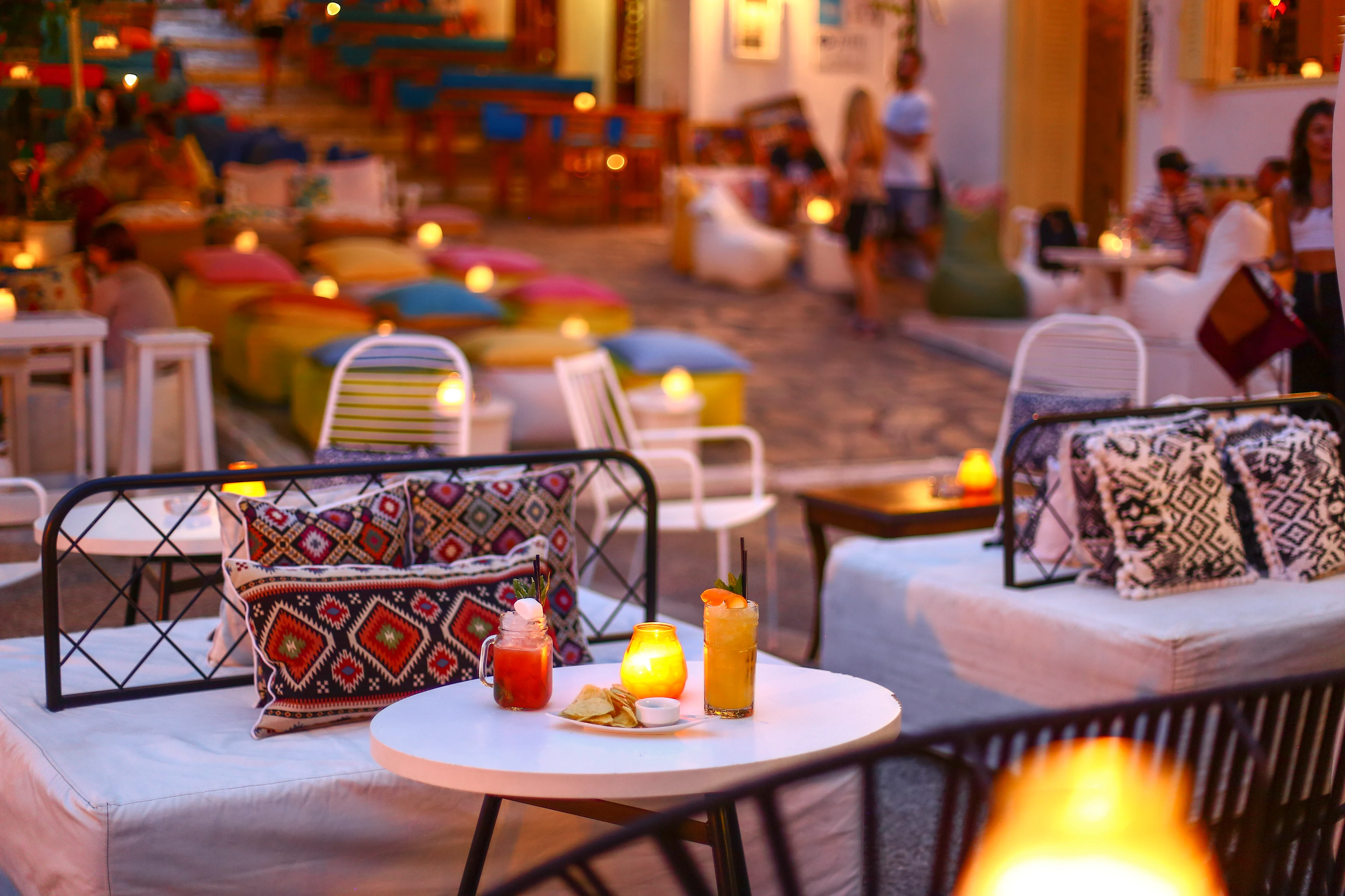 bar med tända ljus i Skiathos stad