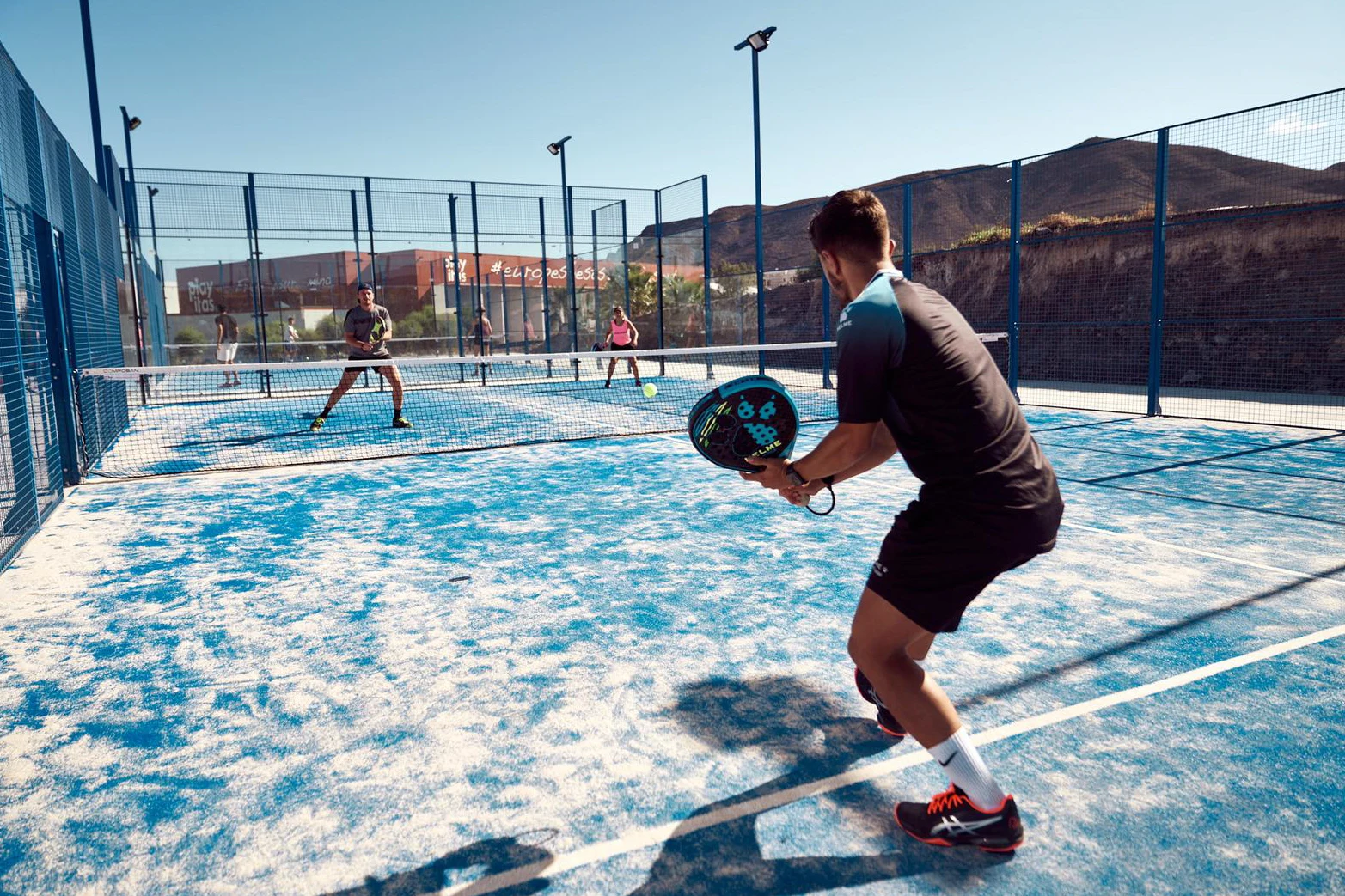 Padelspelare som spelar padel på sporthotellet Playitas Resort
