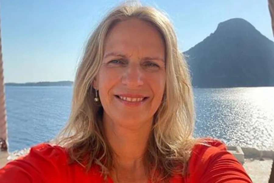 Johana med havet och ett berg i bakgrunden