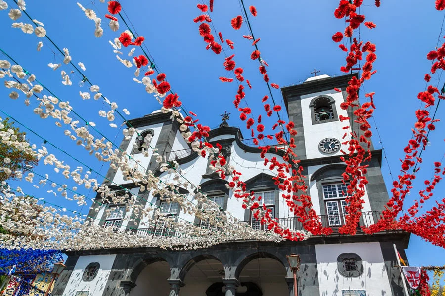 Kerk met bloemen op de voorgrond op Madeira