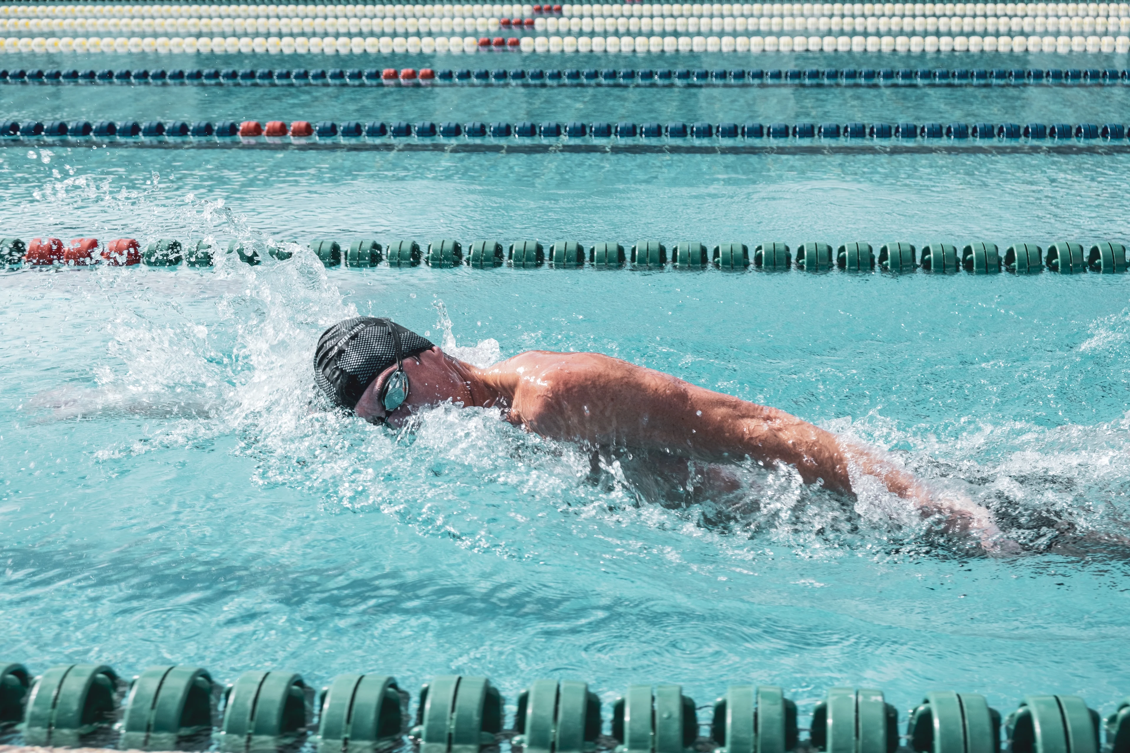 Jonas Colting simmar i en pool