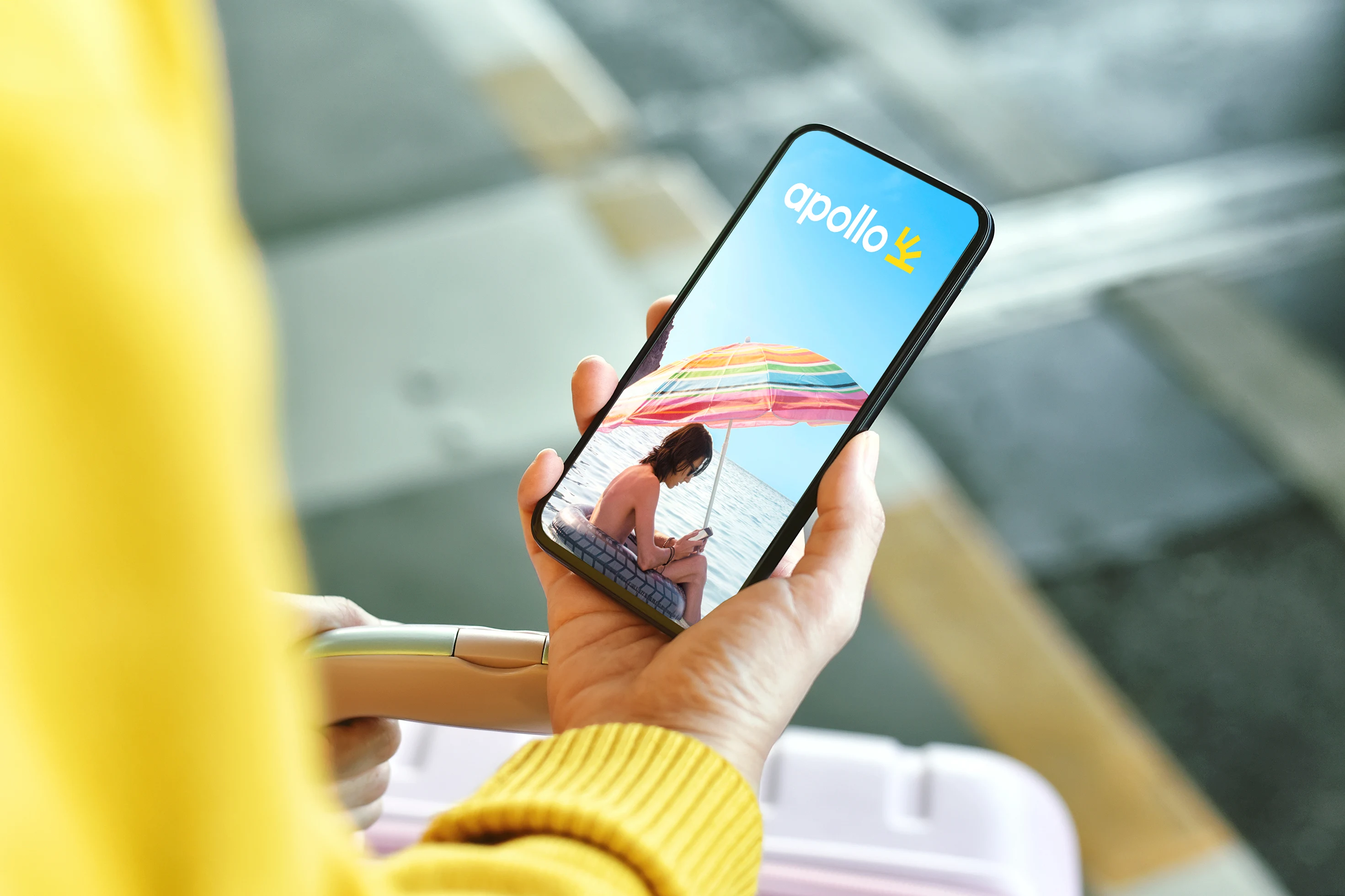 Kvinna som sitter med sin mobil i handen och ska ut på resa