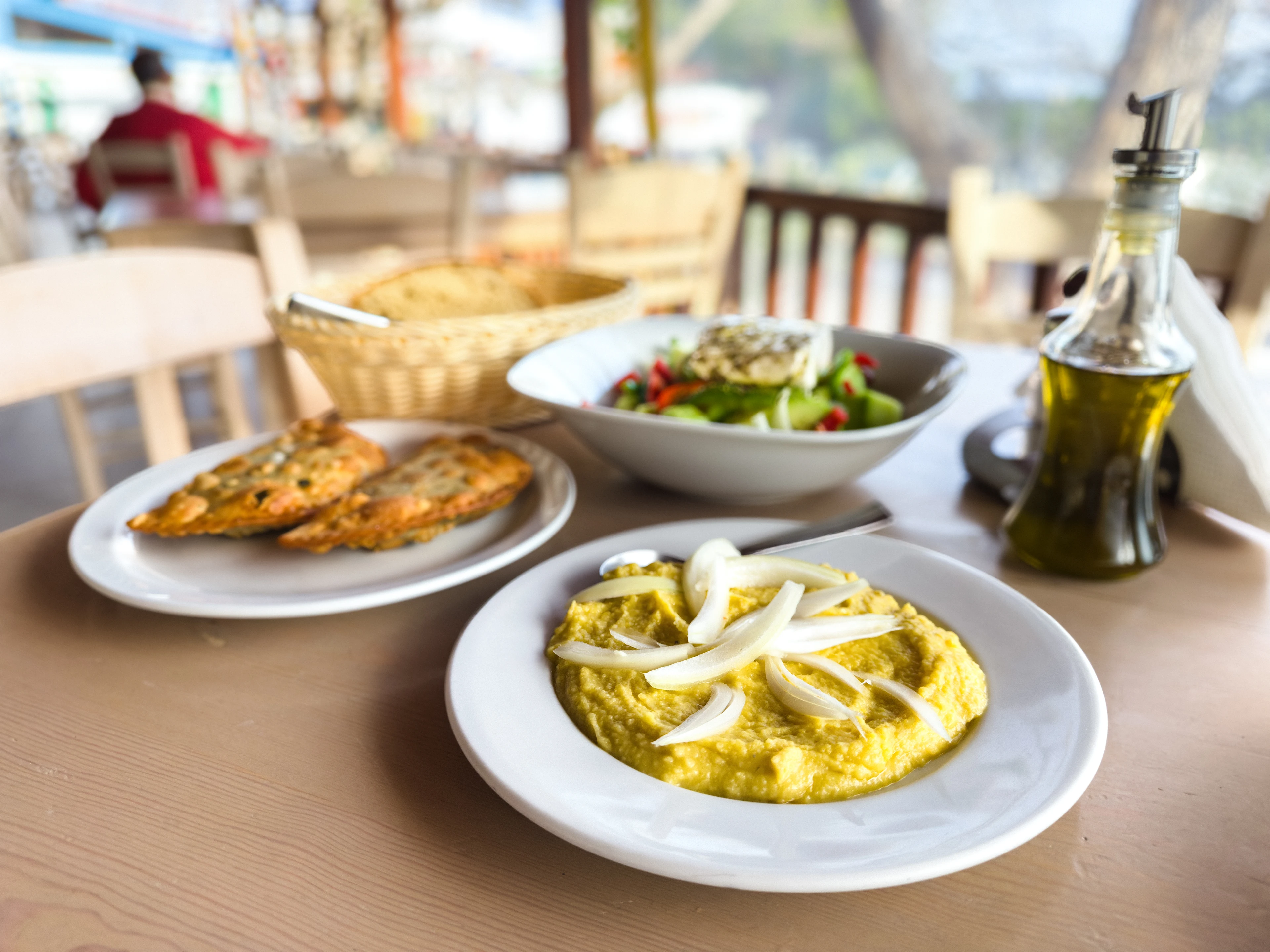 De grekiska rätterna fava, spinatpaj och grekisk sallad uppdukade på ett bord