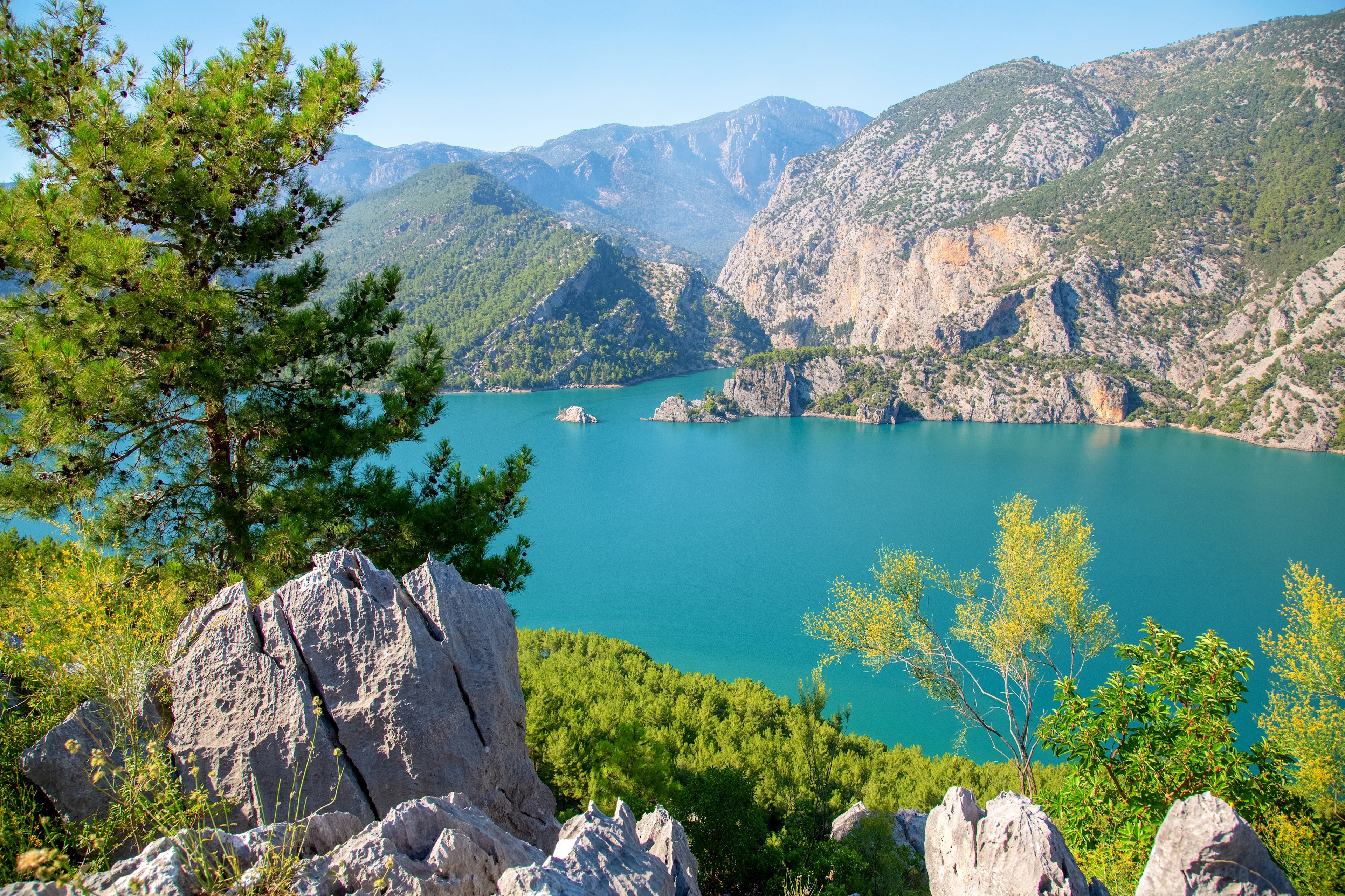 Kaunis näkymä vuorille Vihreässä kanjonissa Turkissa