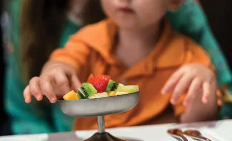 Barn som spiser frukt