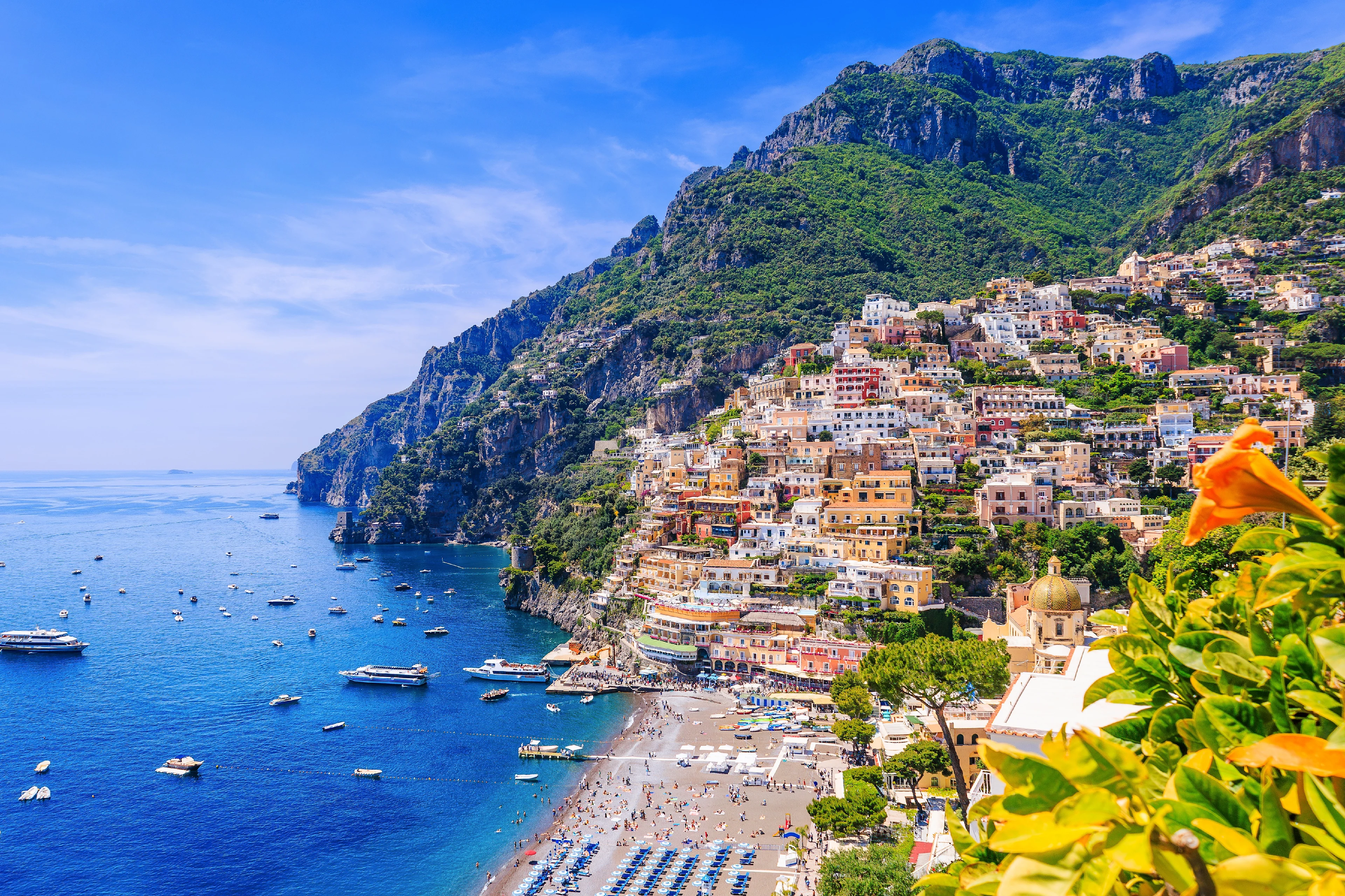 Udsigt over Positano-stranden og de pastelfarvede huse, der klatrer op ad bjergvæggene