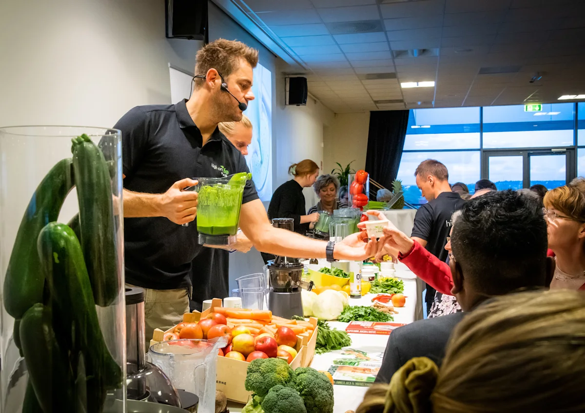 High on life Mads Bo serverer juice