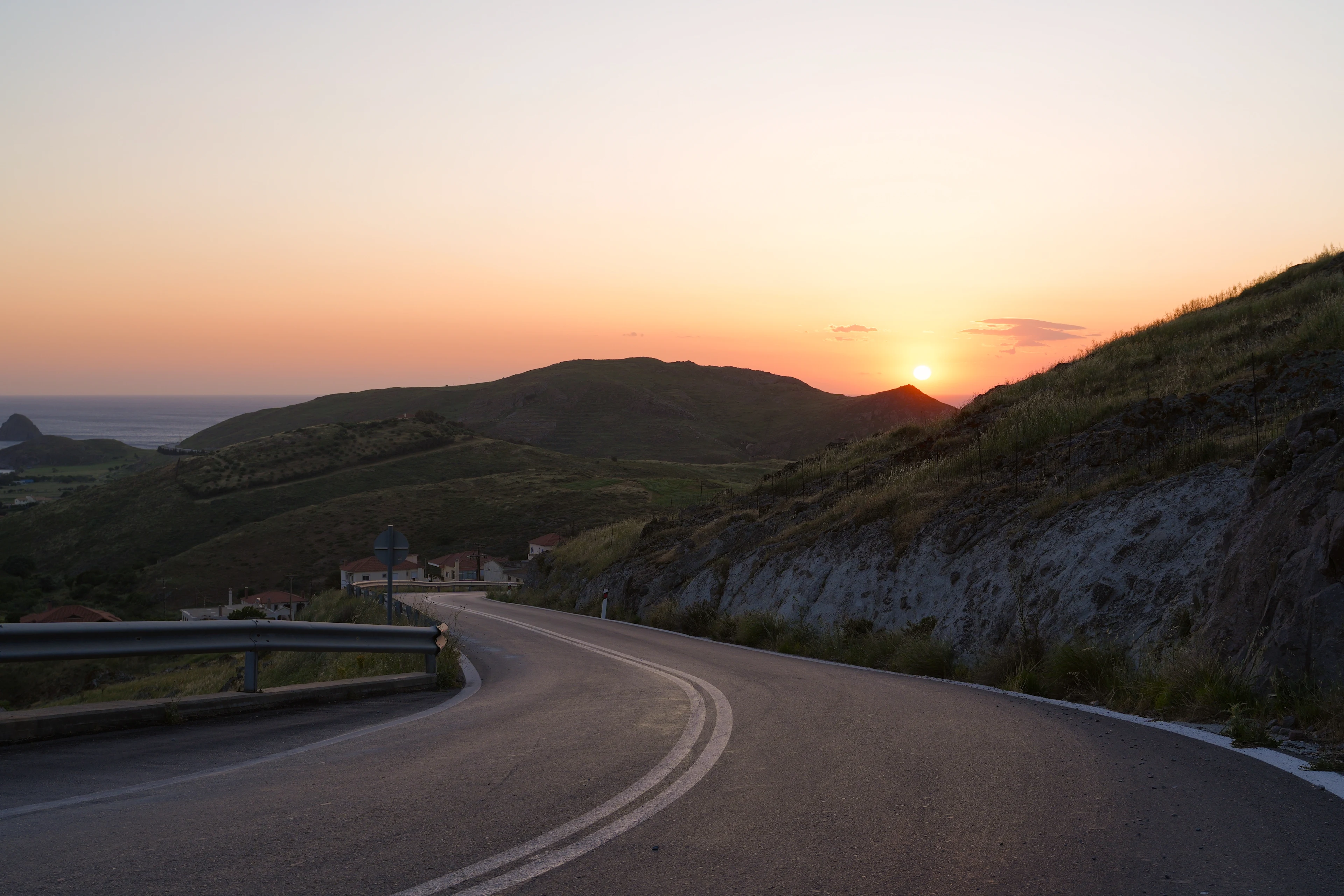 En vej mellem bjergene ved solnedgang på Limnos