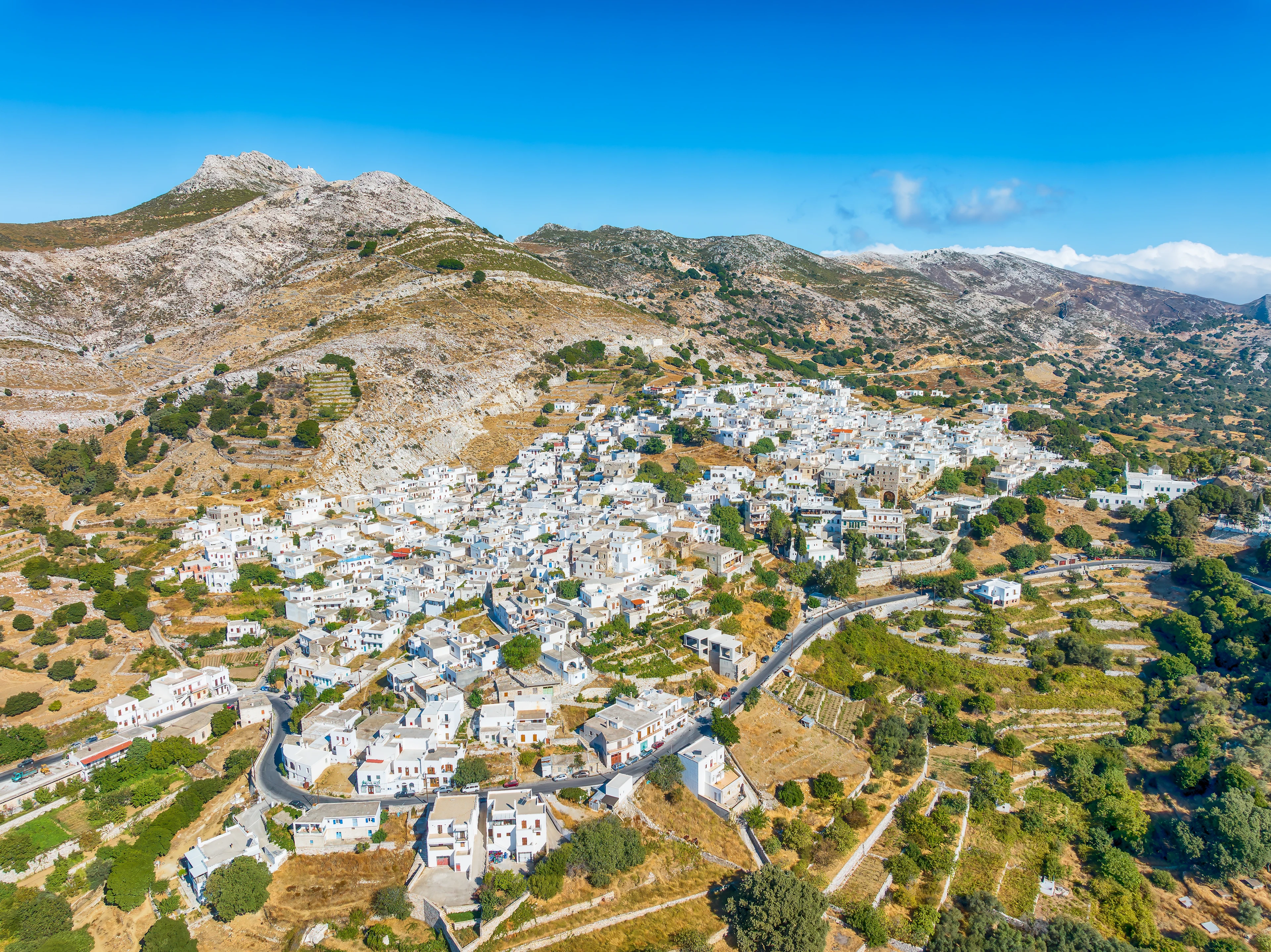 Flygfoto över vitkalkade hus i bergsbyn Apiranthos på Naxos