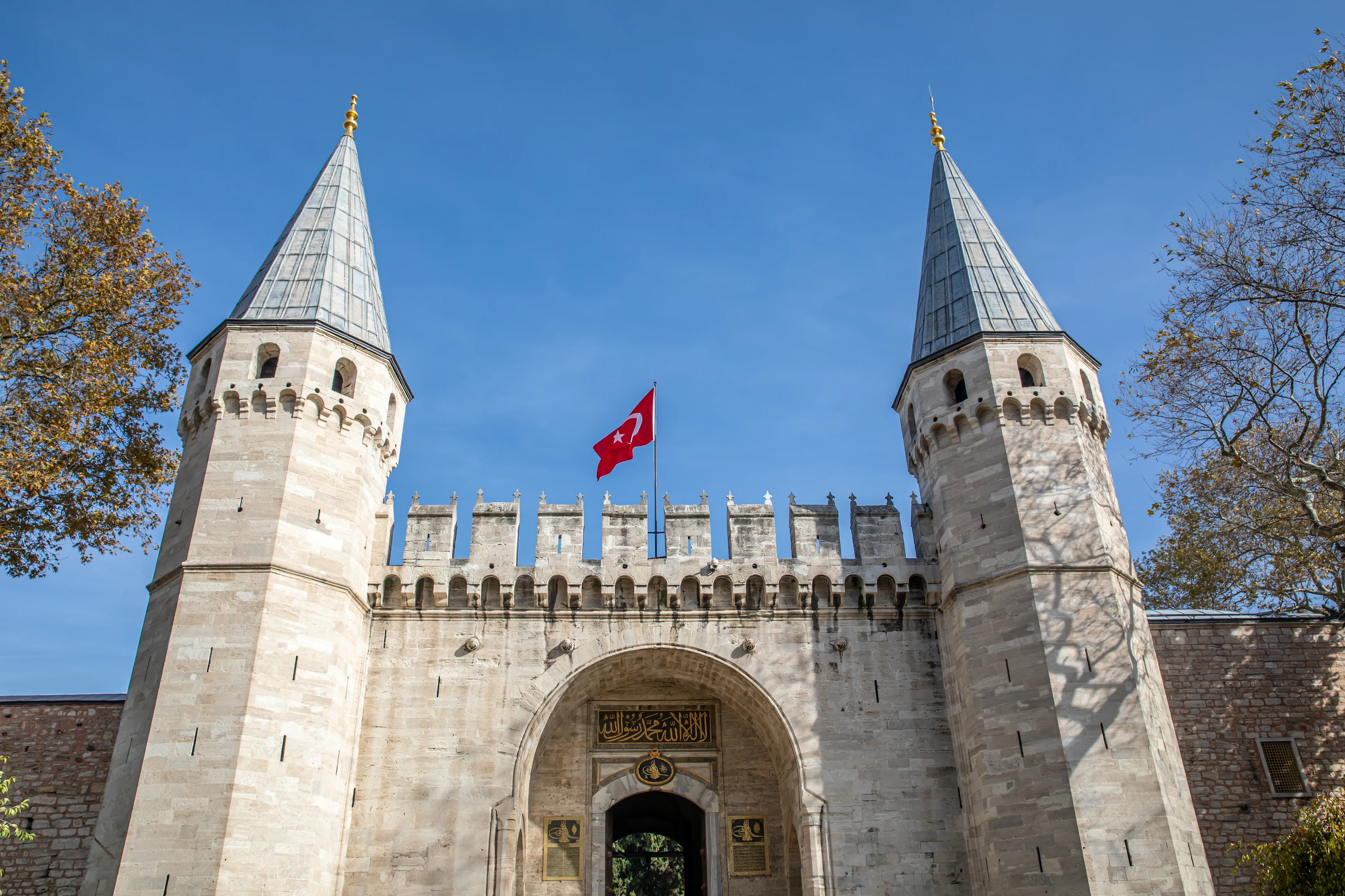 To vakre tårn og det tyrkiske flagget på Topkapi Palace 