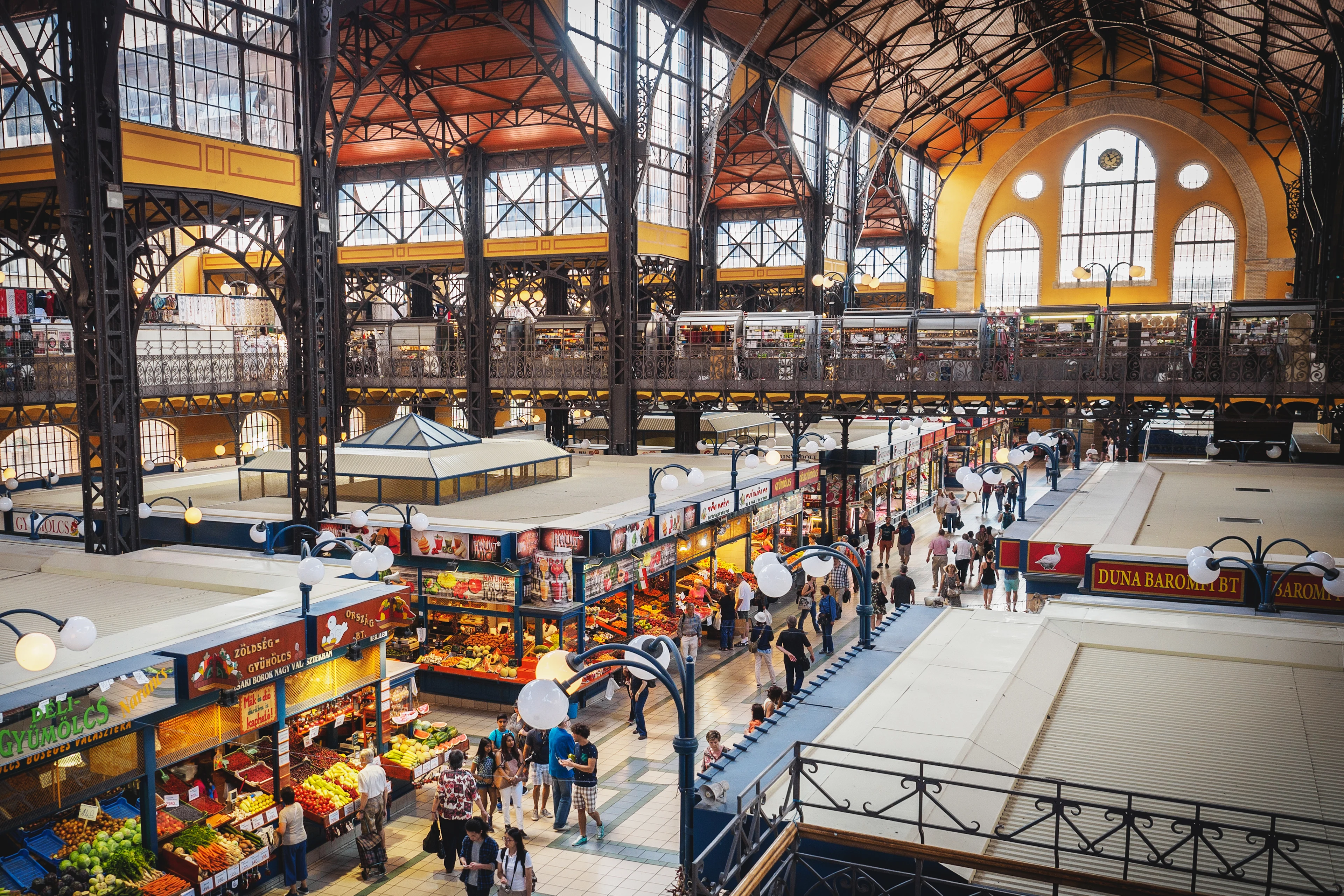 Budapests stora saluhall med marknadsstånd, delikatesser och besökare.