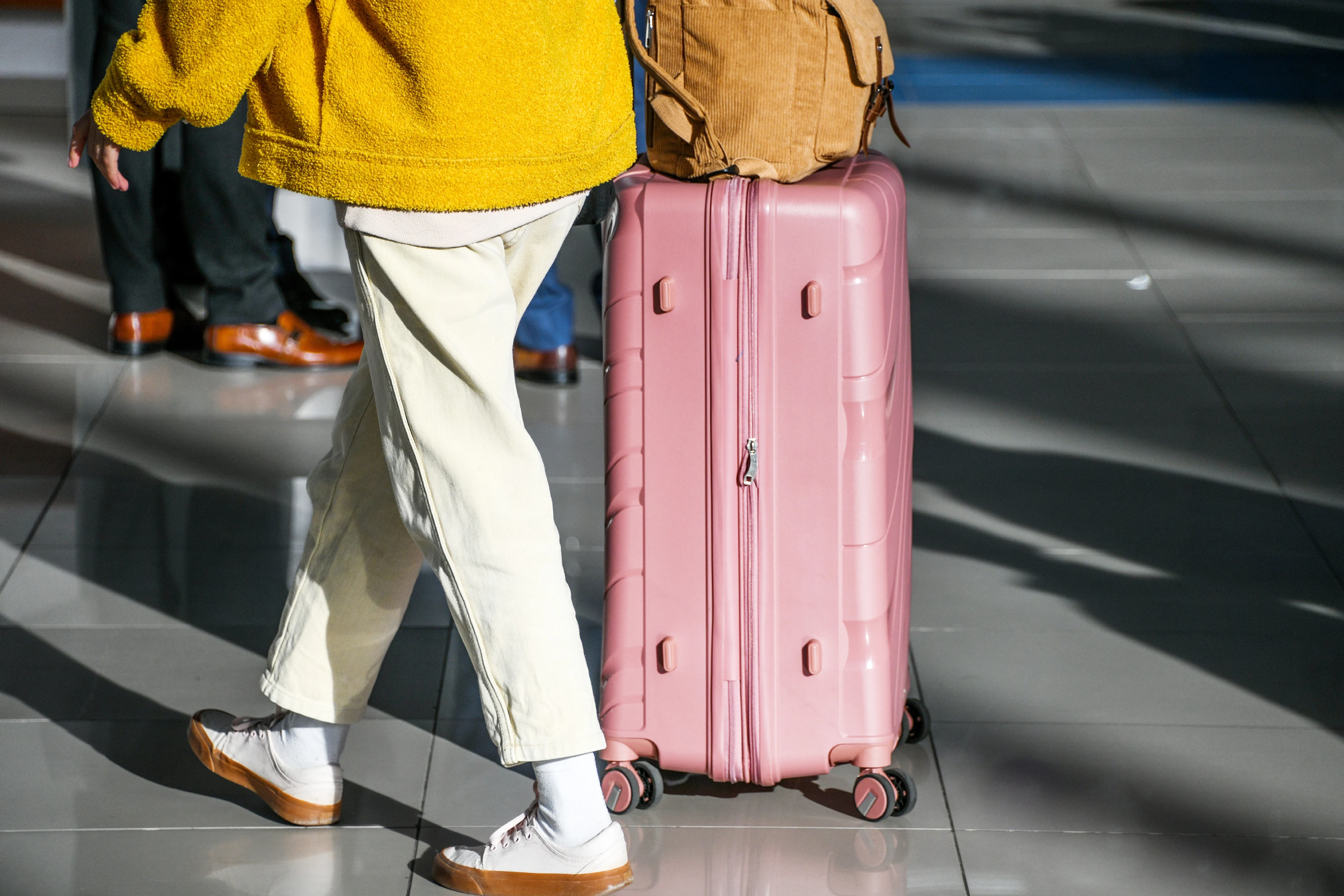 Väskor som står på en flygplatsterminal