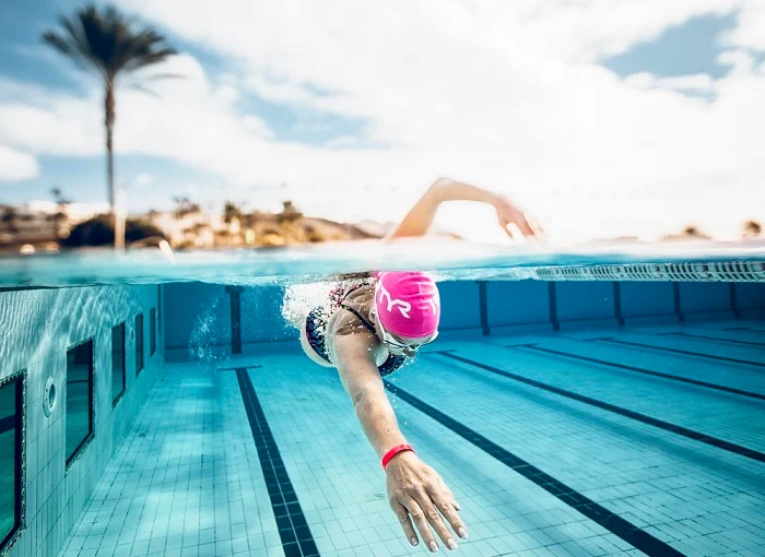 Simcoachen simmar i en pool
