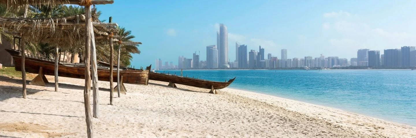 Et bilde av en strand med Dubais skyskrapere i bakgrunnen