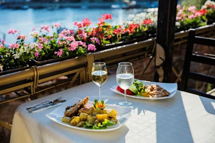 Vin och mat uppdukat på ett bord med utsikt över havet i Bulgarien