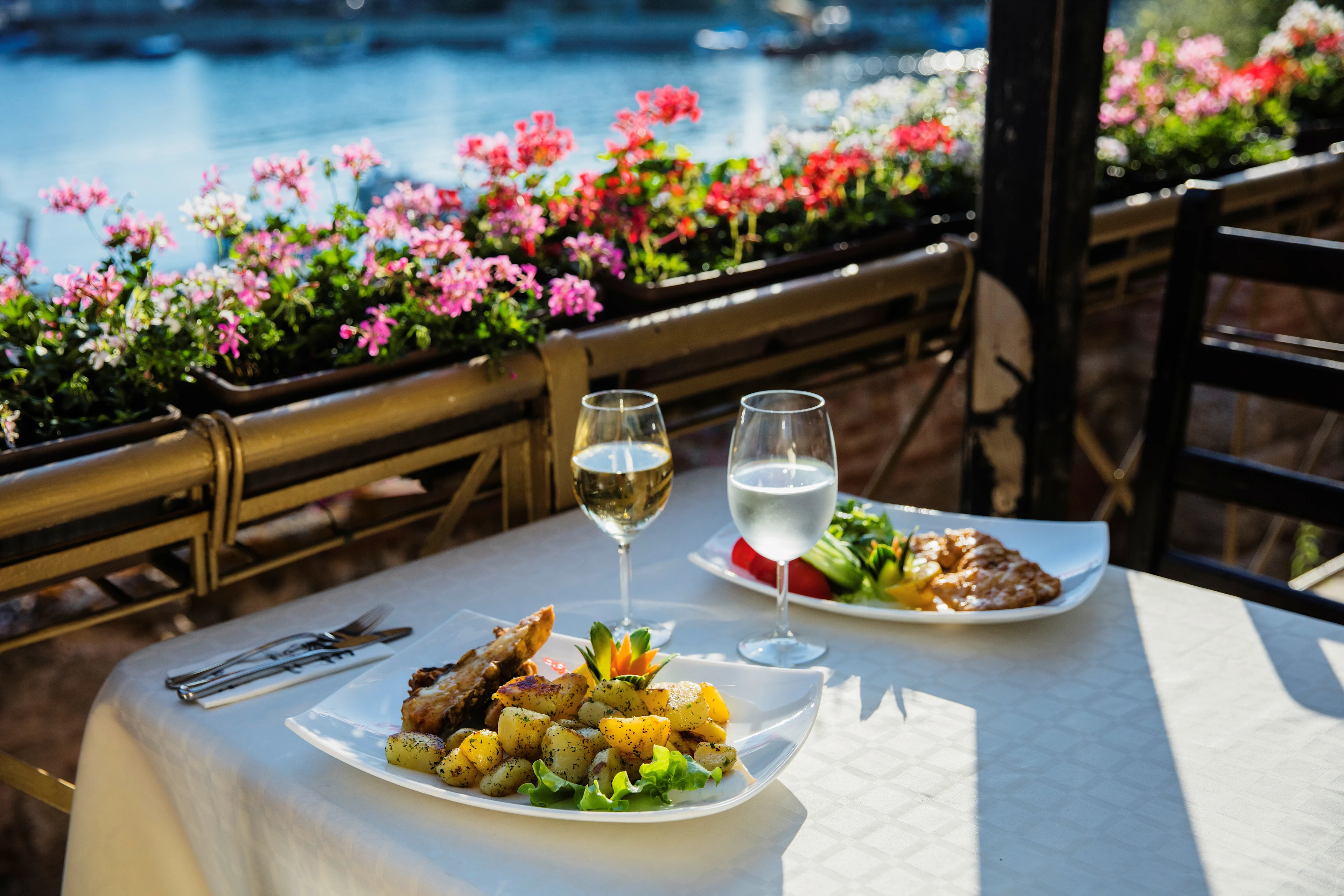 Vin och mat uppdukat på ett bord med utsikt över havet i Bulgarien