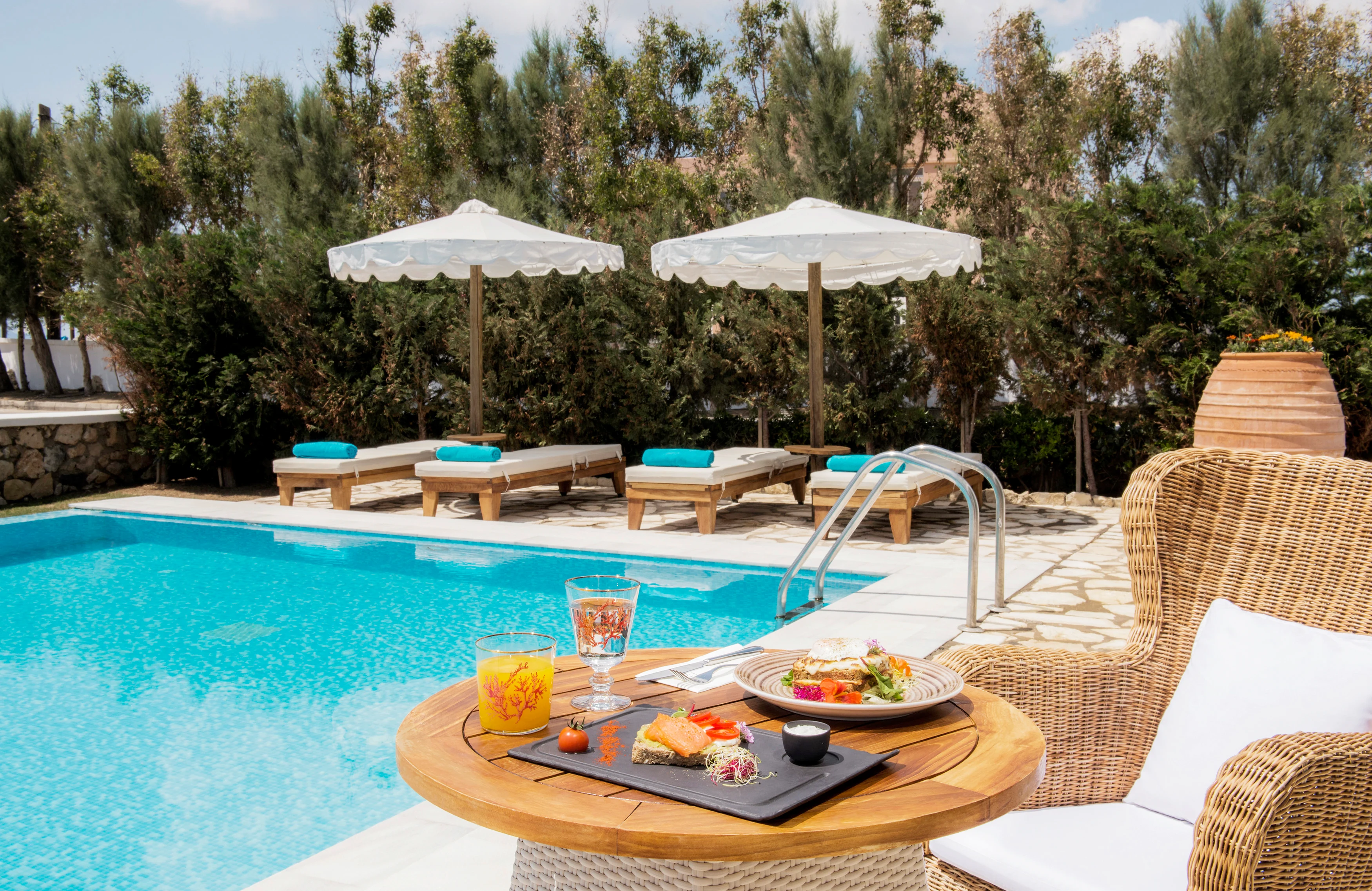 Mat vid poolen på hotellet Mitsis Selection Blue Domes på Kos