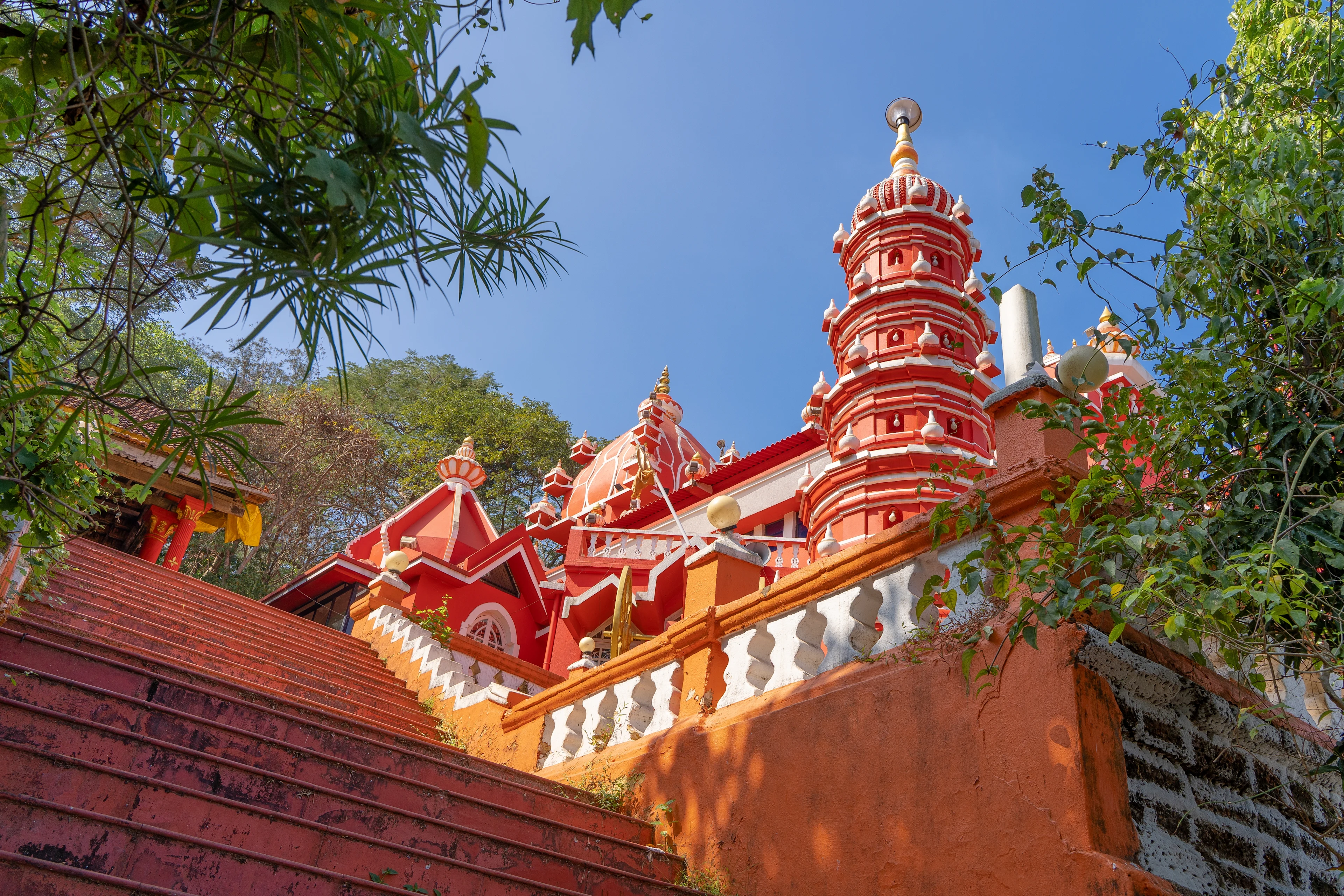 Et rødt, smukt tempel i Panjim, Goa