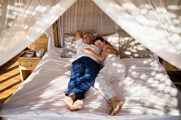 Paren rustend in een bed