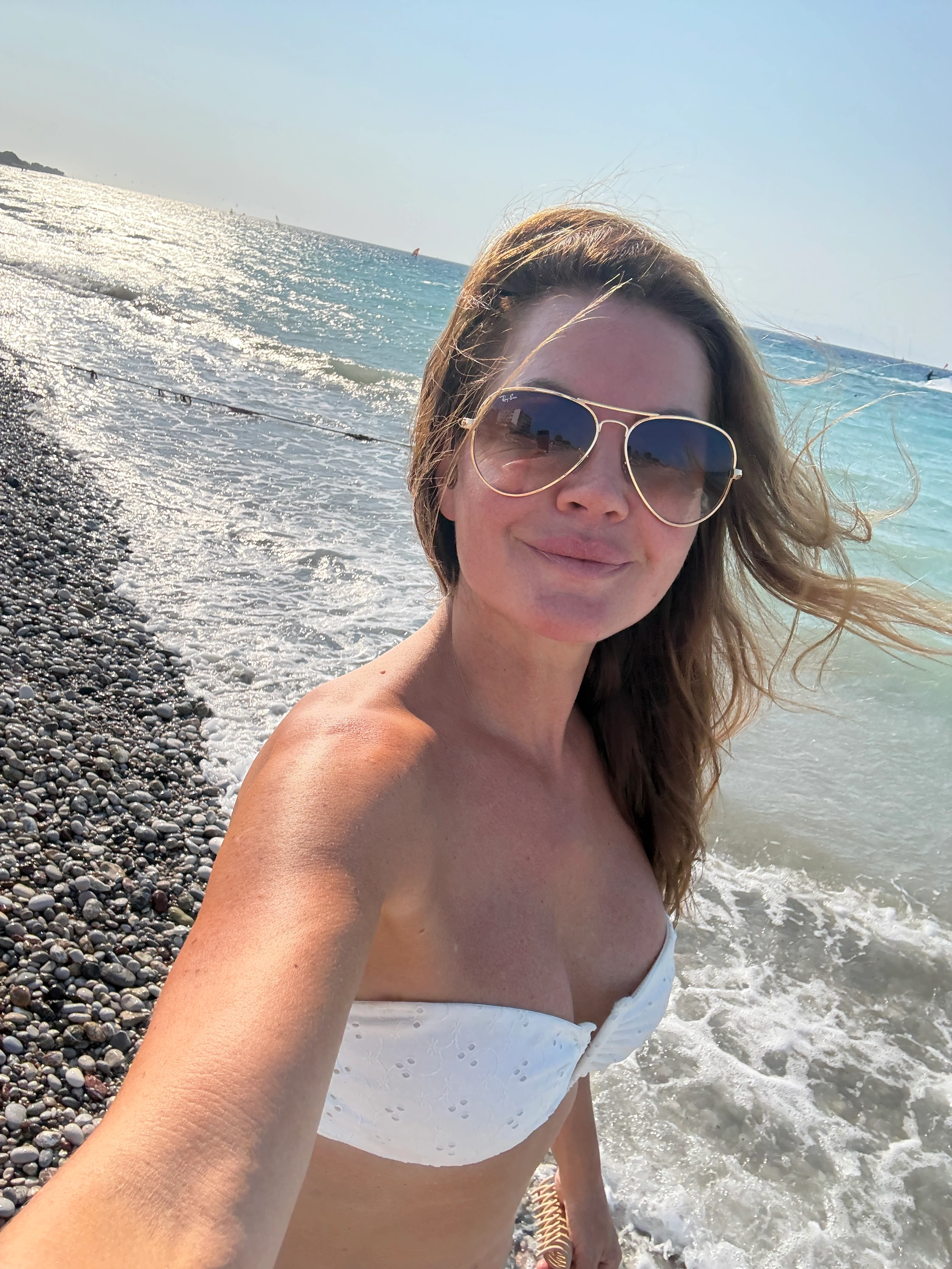 Johanna Toftby på en strand på Rhodos