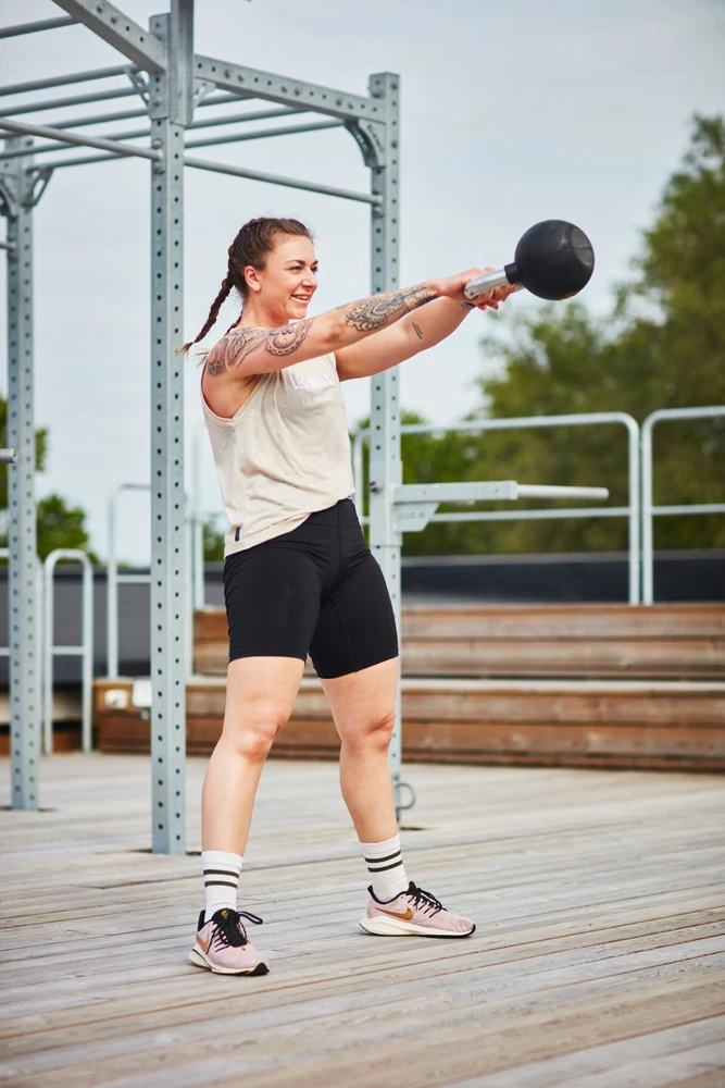 Instruktören Isabella Lindau gör en kettlebellswing