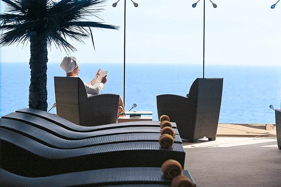 Kvinna som läser en bok i spaavdelningen 