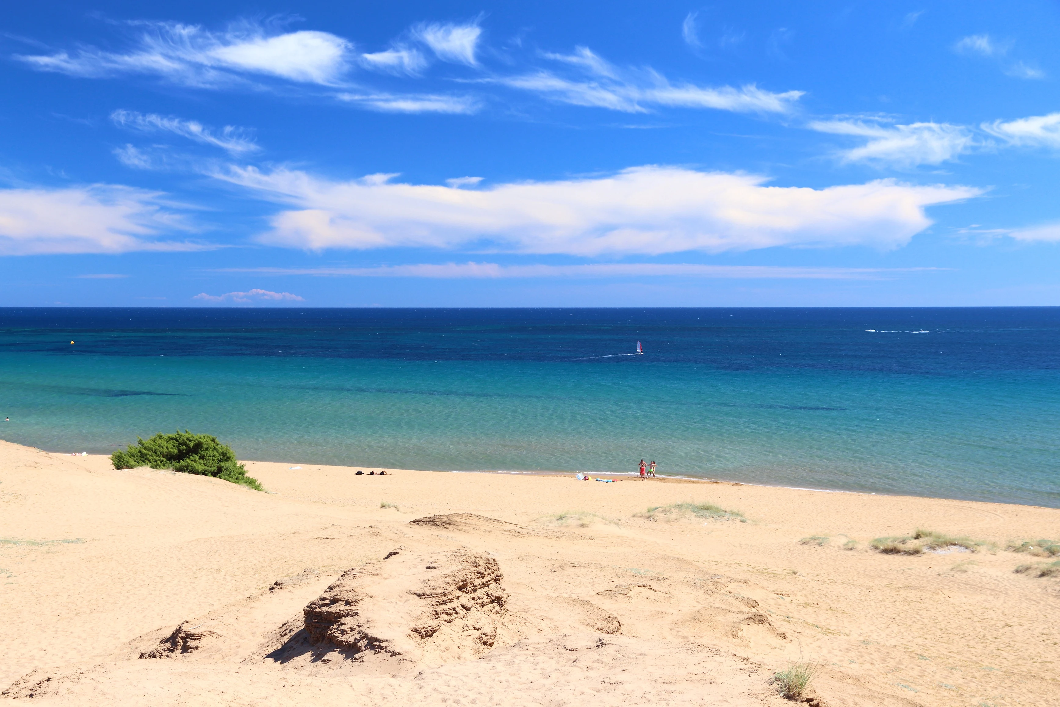 Hvidt sand og turkisblåt vand ved stranden Issos på Korfu