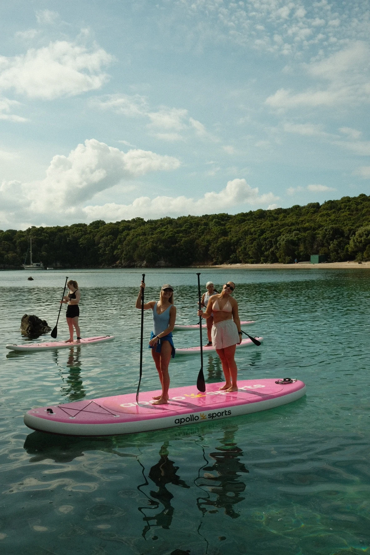 Damer på en rosa SUP på Sivota Retreat – powered by Playitas