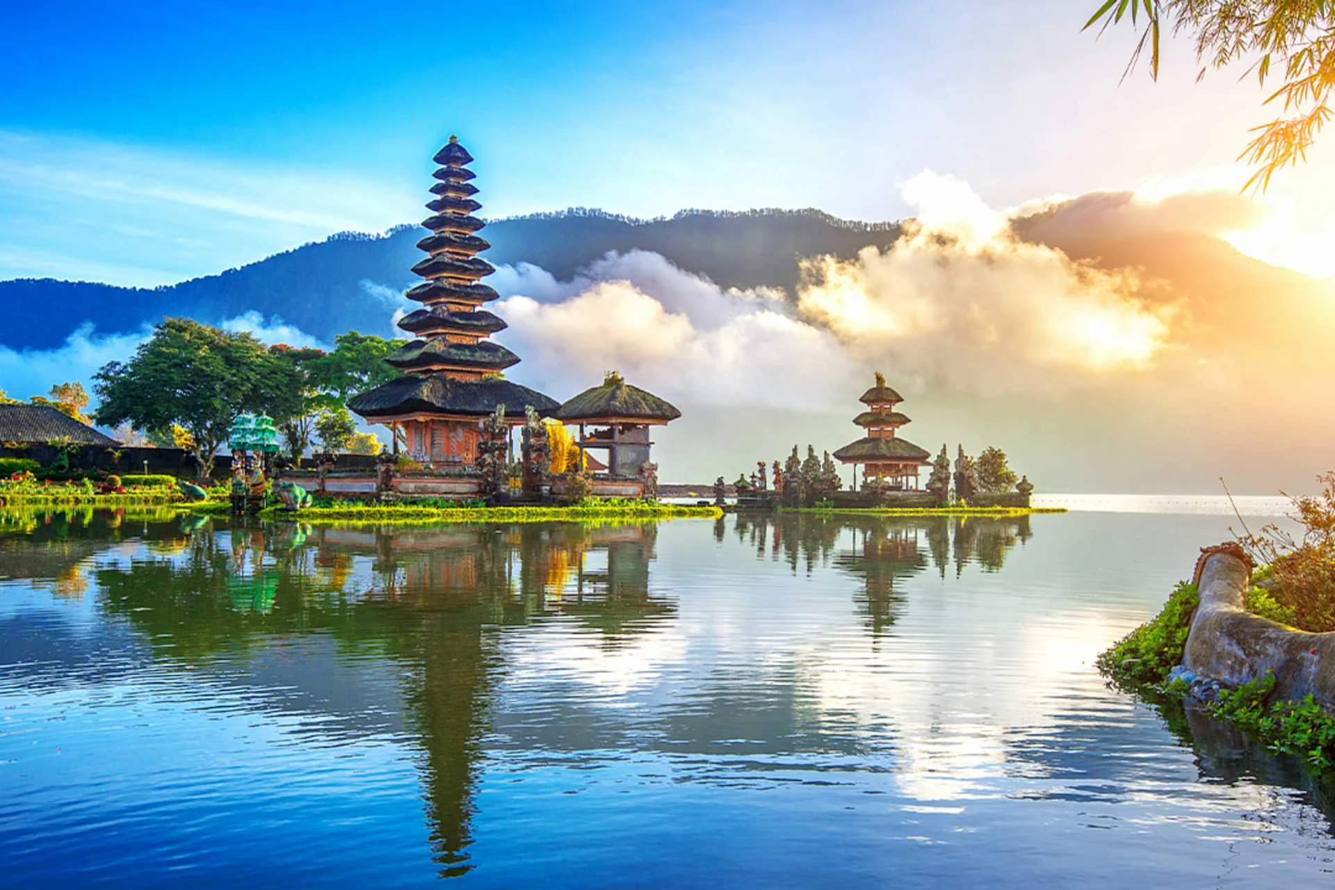 Pura Ulun Danu Beratan på Bali med pagoder som speglas i Beratan-sjön och berg i bakgrunden.