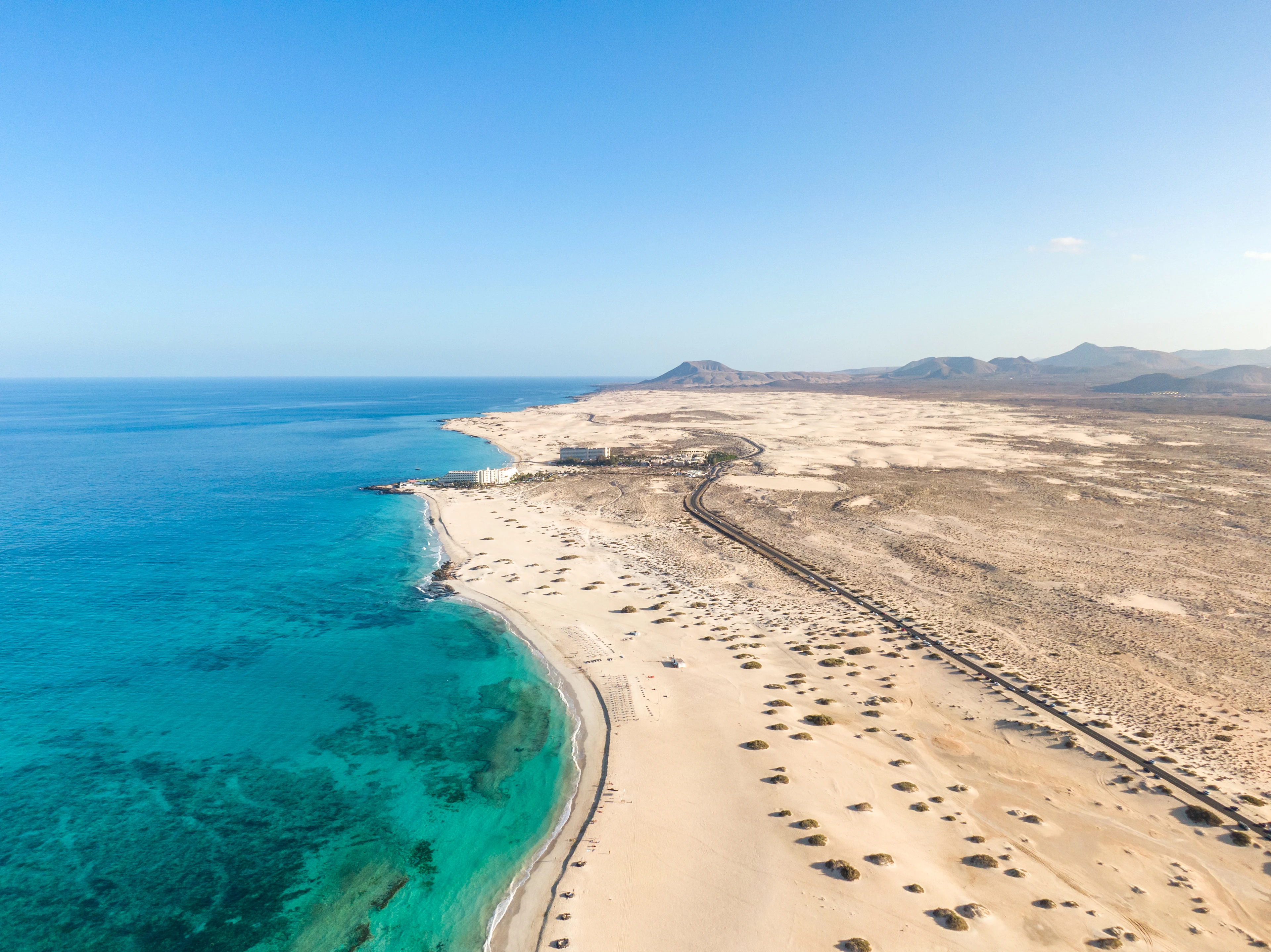 Vy havet och sanddynerna vid Parque Natural de Corralejo