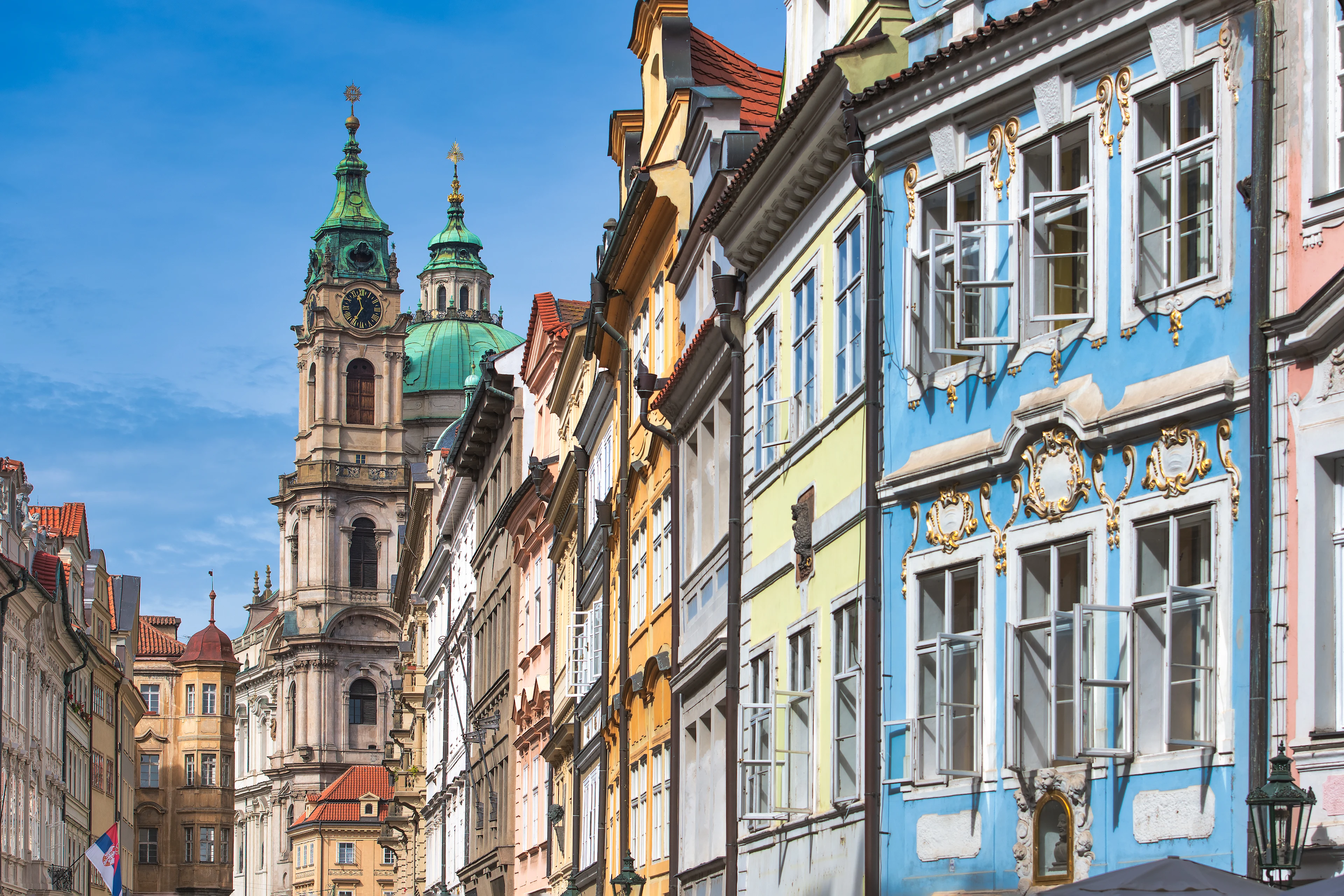 Fargerike hus i området Malá Strana i Praha