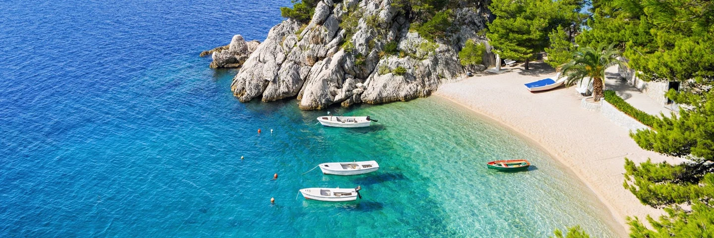 Kritvit strand med turkosblått vatten i Kroatien