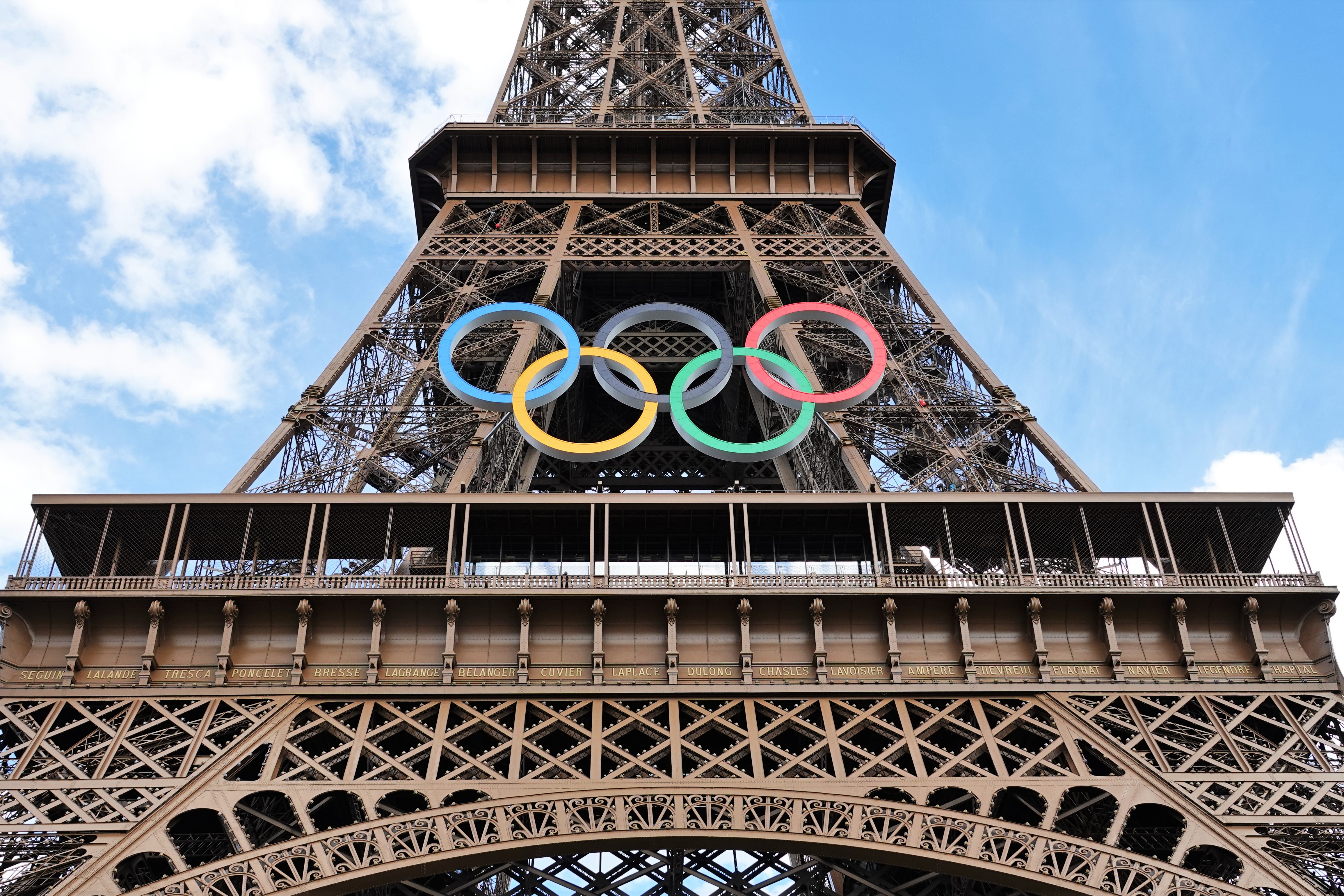 Olympic rings on the Eiffel Tower, Paris 2024 © Wikimedia Commons