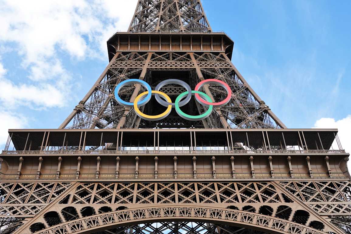 Olympic rings on the Eiffel Tower, Paris 2024 © Wikimedia Commons